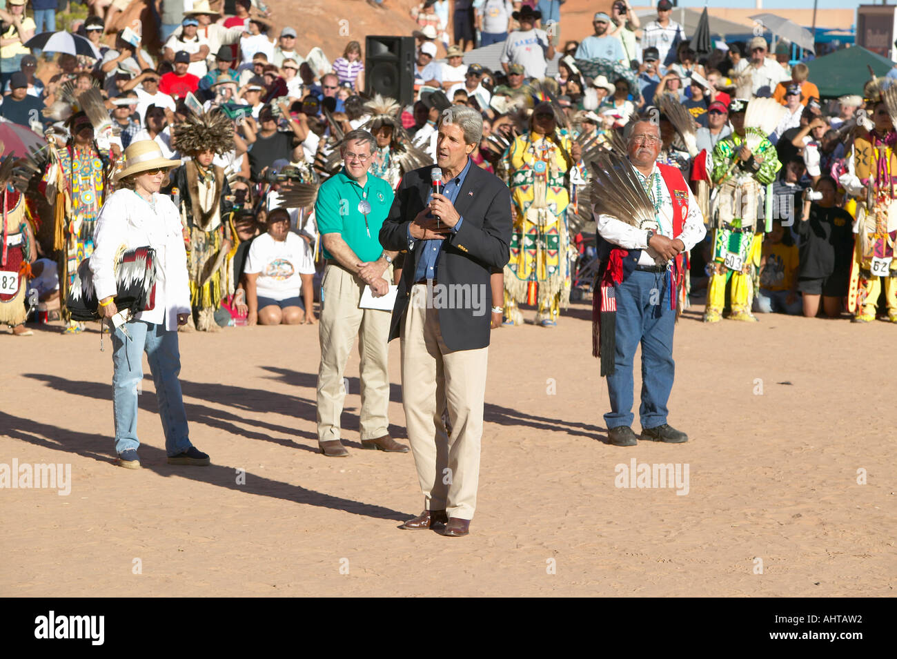 Il senatore John Kerry parla dal microfono all'ottantatreesimo Intertribal cerimonia indiana Gallup NM Foto Stock