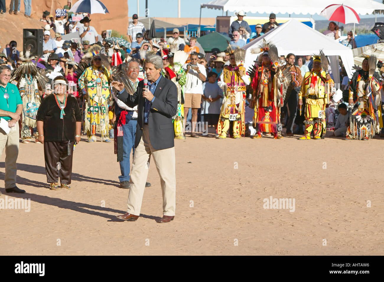 Il senatore John Kerry parla dal microfono all'ottantatreesimo Intertribal cerimonia indiana Gallup NM Foto Stock