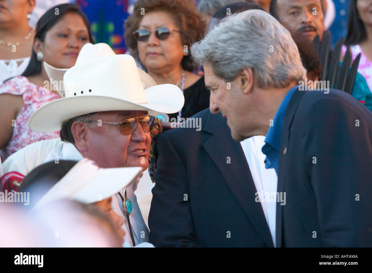 Il senatore John Kerry interagisce con il pubblico membro dell'ottantatreesimo Intertribal cerimonia indiana Gallup NM Foto Stock