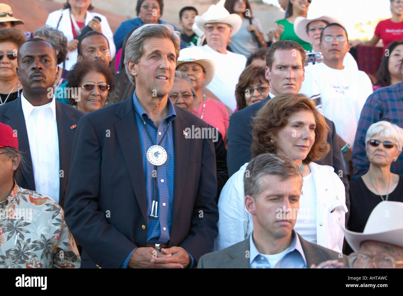 Il senatore e onorevole John Kerry in piedi in pubblico di ottantatreesimo Intertribal cerimonia indiana Gallup NM Foto Stock