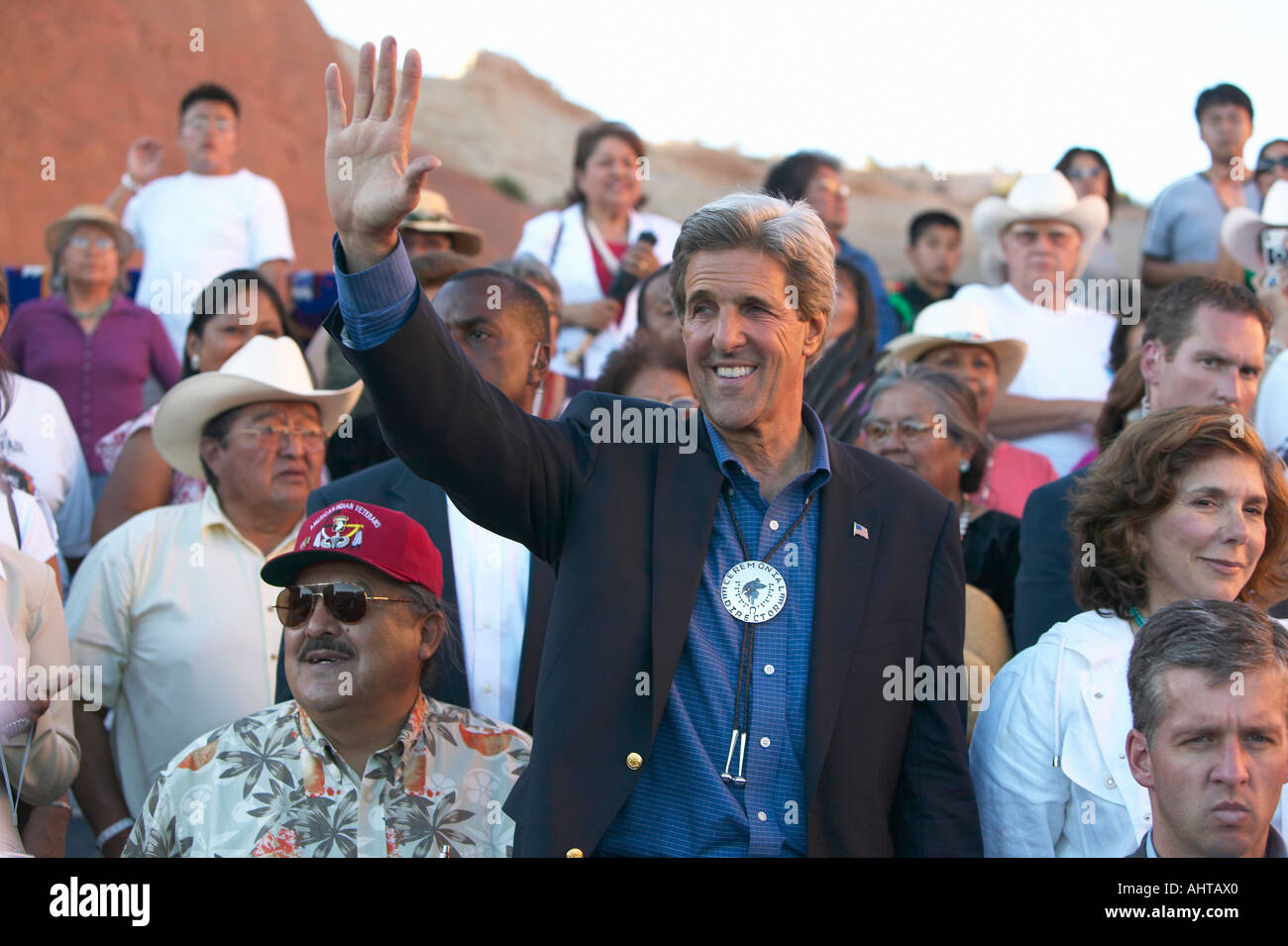Il senatore John Kerry sventolando in udienza dell'ottantatreesimo Intertribal cerimonia indiana Gallup NM Foto Stock