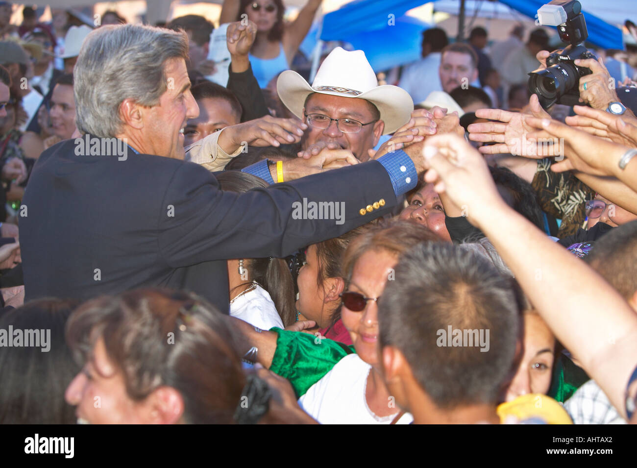 Il senatore John Kerry strette di mano con i membri del pubblico di ottantatreesimo Intertribal cerimonia indiana Gallup NM Foto Stock