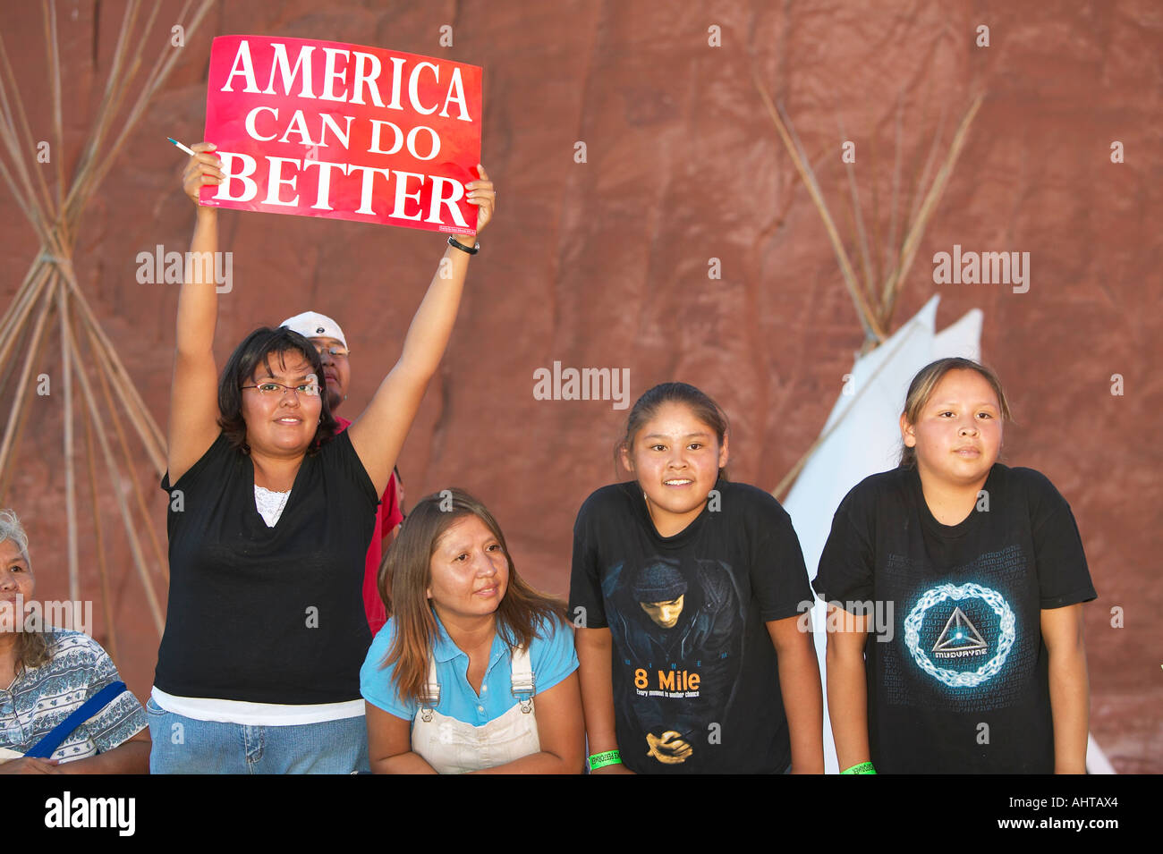Nativi americani azienda bambini campagna presidenziale di firmare il Red Rock State Park Gallup NM Foto Stock