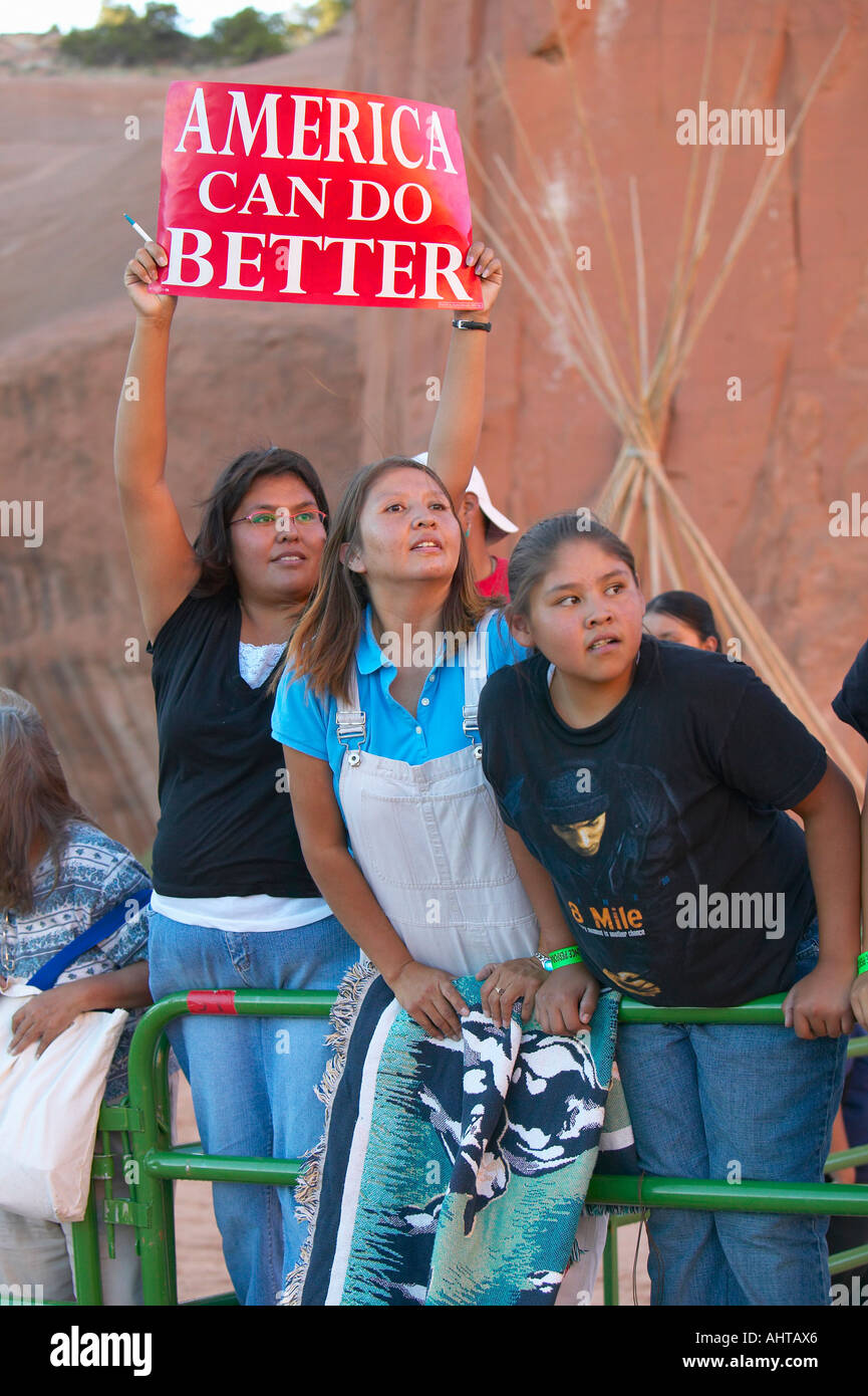 Nativi americani azienda bambini campagna presidenziale di firmare il Red Rock State Park Gallup NM Foto Stock