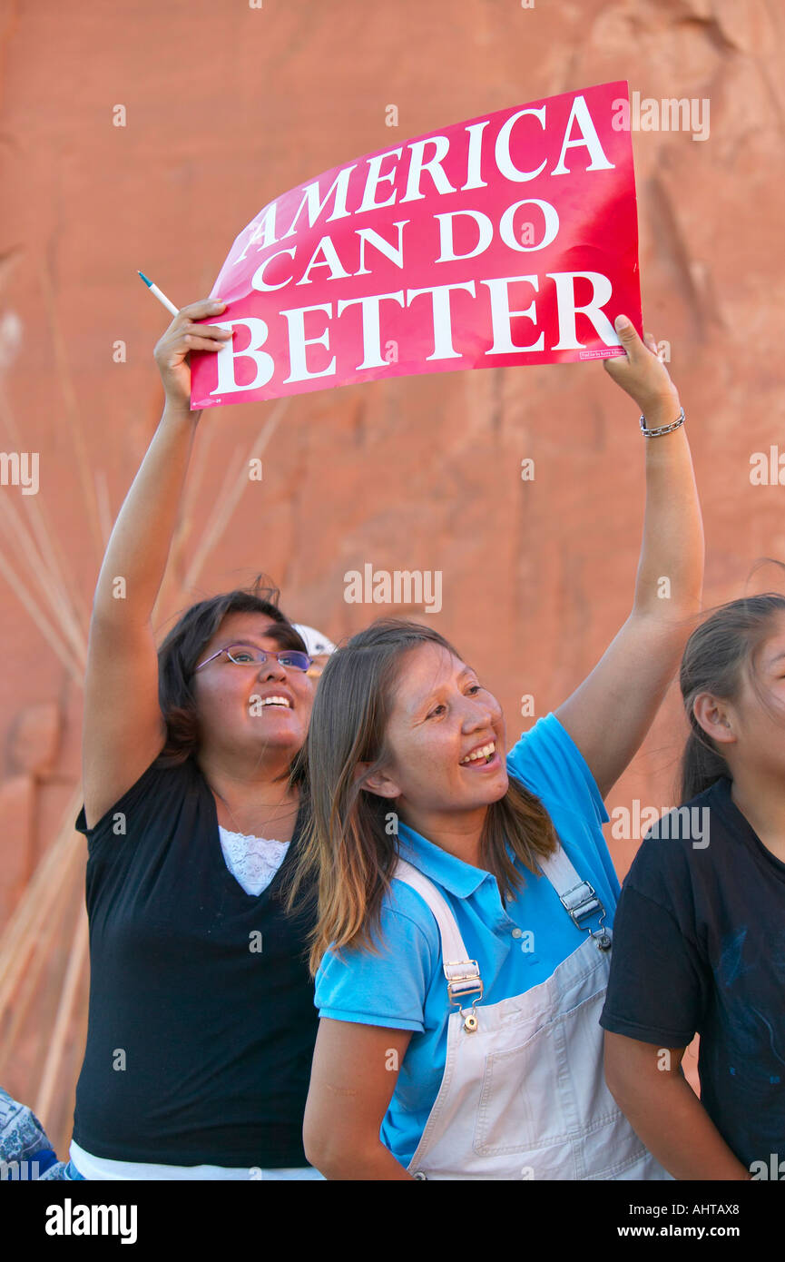 Nativi americani azienda bambini campagna presidenziale di firmare il Red Rock State Park Gallup NM Foto Stock