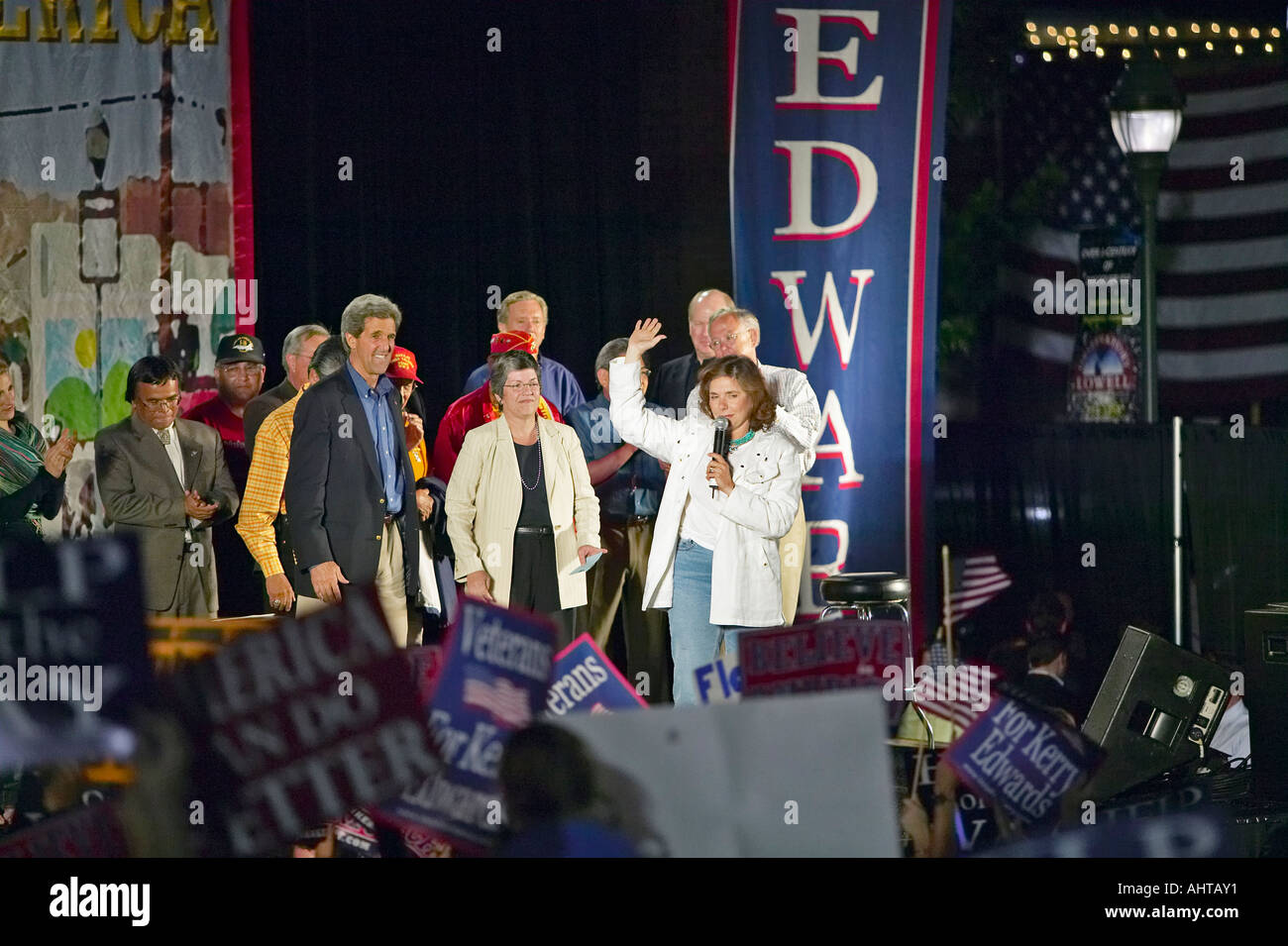 Teresa Heinz Kerry parlando dallo stadio di credere in America tour campagna Kingman AZ Foto Stock