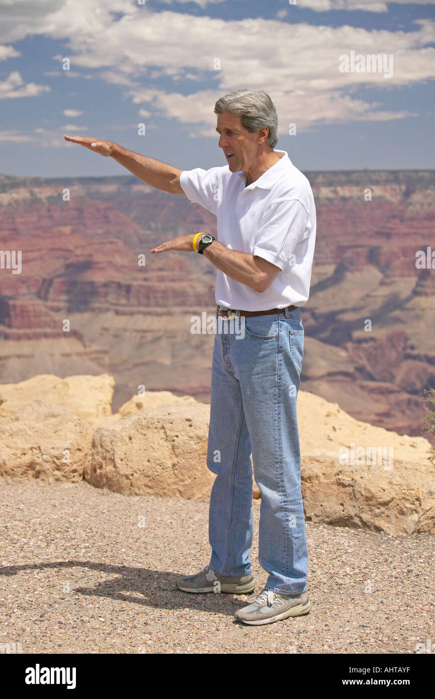 Il senatore John Kerry parlando in corrispondenza del bordo di Bright Angel Lookout Grand Canyon AZ Foto Stock
