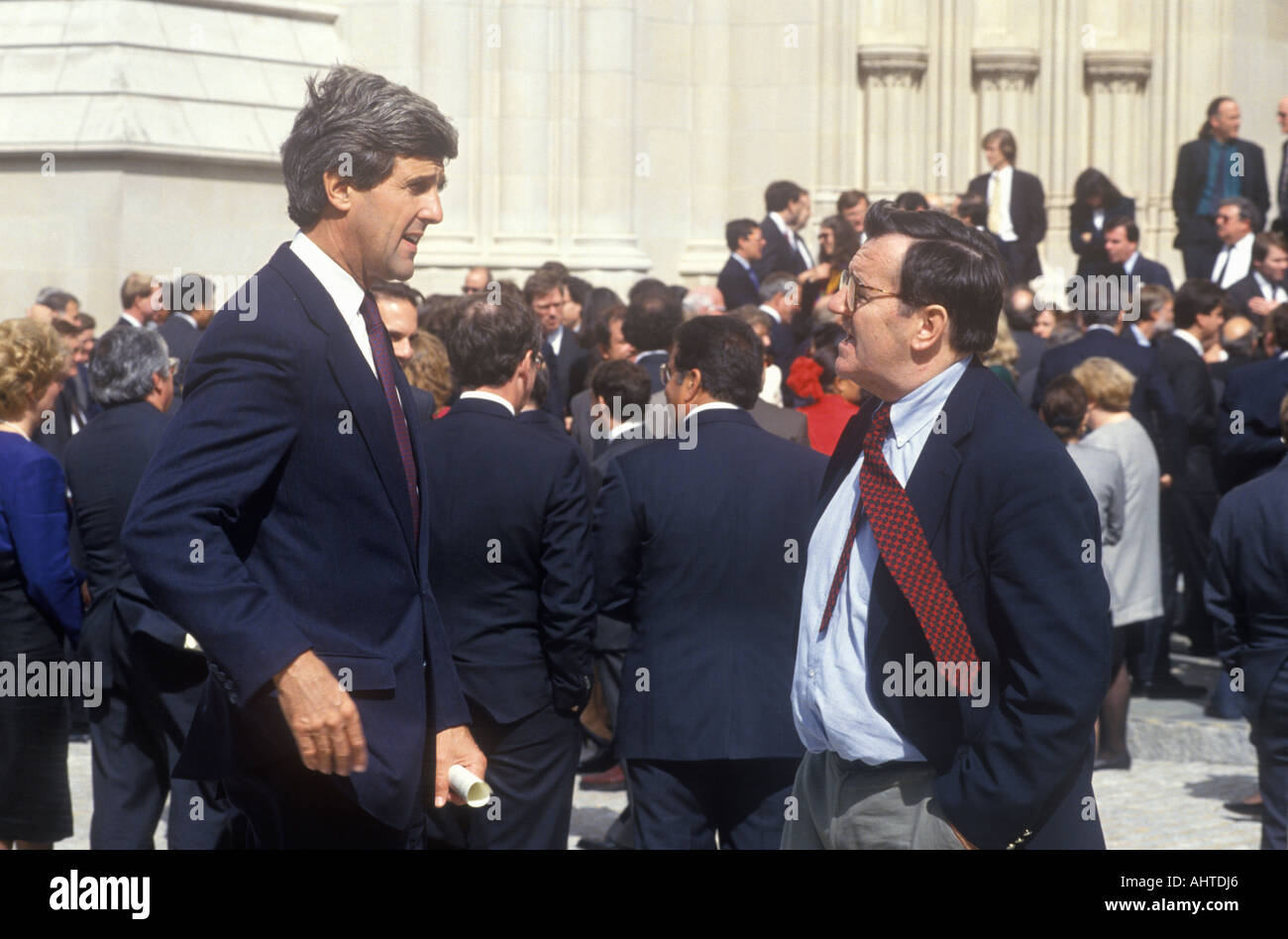 Il senatore John Kerry assiste un memoriale di servizio per Paolo Tully presso la Cattedrale Nazionale 1992 Washington DC Foto Stock
