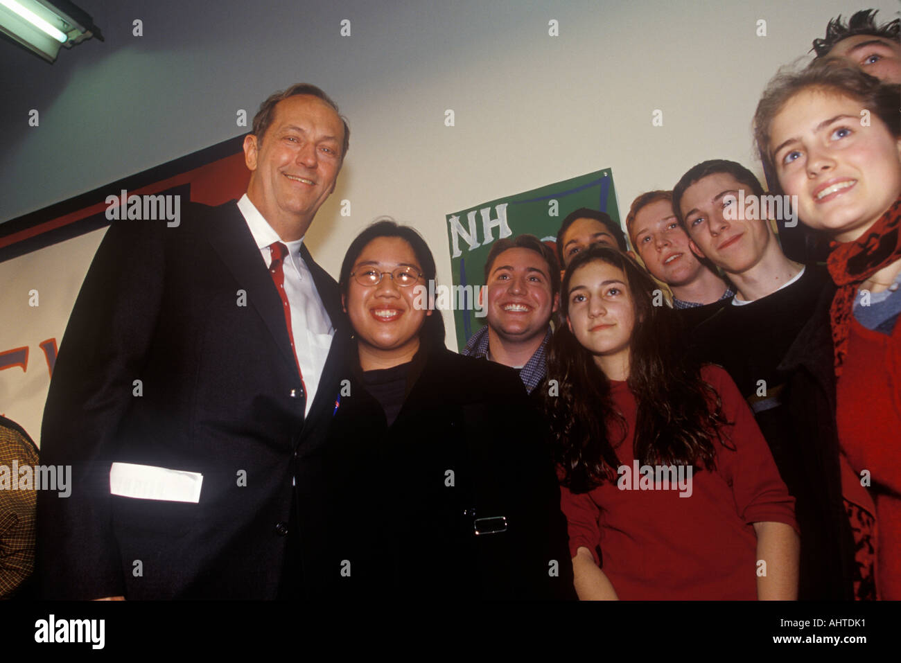 Il candidato presidenziale Bill Bradley assiste il Municipio riunione del denaro nella politica e nella campagna 2000 sponsorizzato da comuni Foto Stock