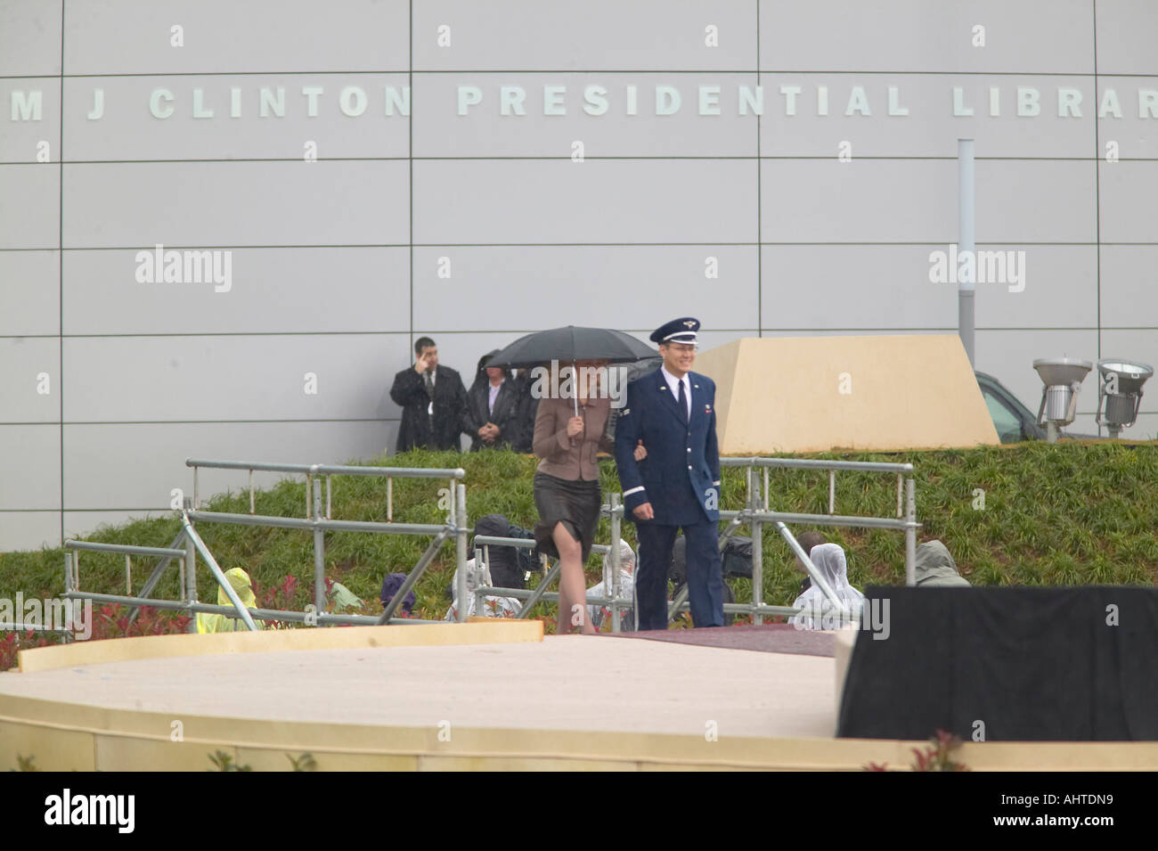 Chelsea Clinton è scortato sul palco durante la cerimonia ufficiale di apertura della Clinton Presidential Library Novembre 18 Foto Stock