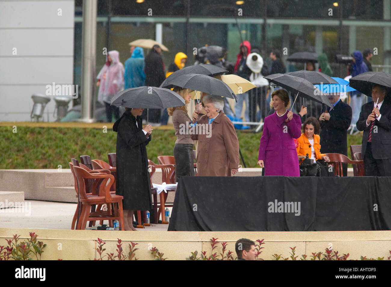 Chelsea Clinton attende sul palco con U S ex First Lady Laura Bush e ex First Lady Barbara Bush e Rosalind Carter Foto Stock