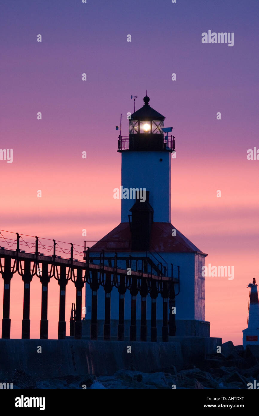 Faro a Washington Park in Michigan City, Indiana dopo il tramonto contro un cielo colorato Foto Stock