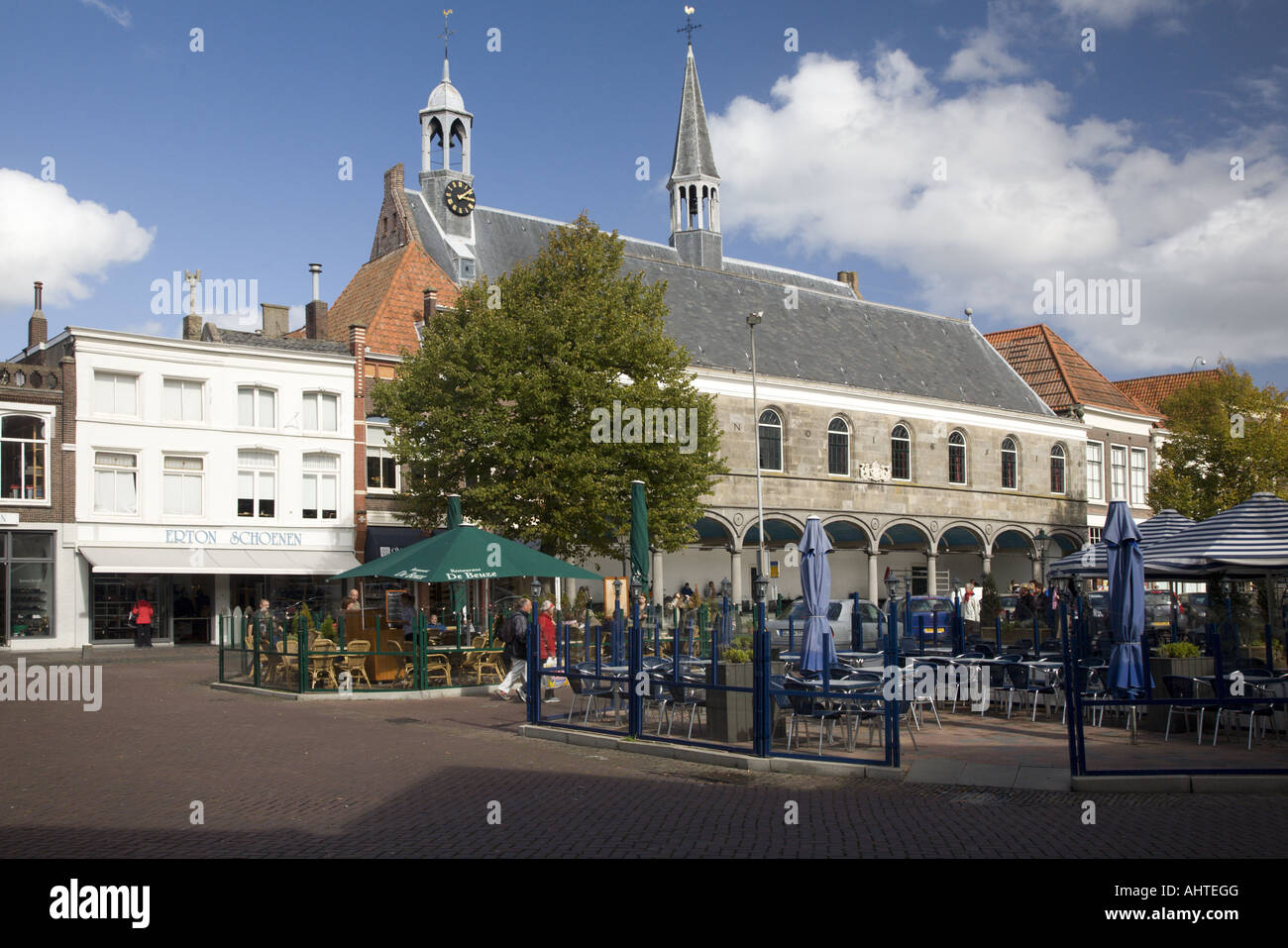 Paesaggio urbano del centro con Gasthuiskerk di Zierikzee, Zelanda, Paesi Bassi Foto Stock