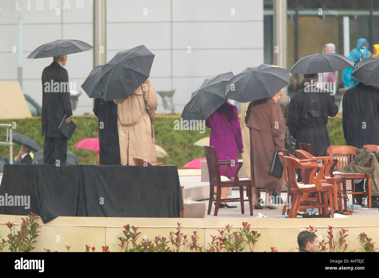 Il presidente statunitense ex Presidenti americani prima mogli e altri sul palco durante la grande cerimonia di apertura del William J Clinton Foto Stock