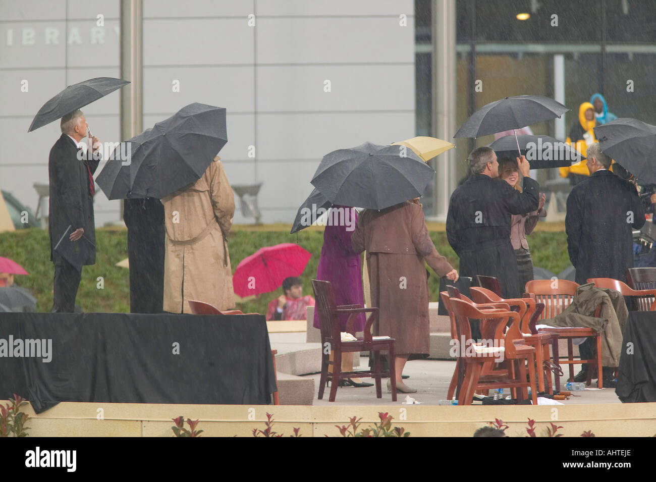 Il presidente statunitense ex Presidenti americani prima mogli e altri sul palco durante la grande cerimonia di apertura del William J Clinton Foto Stock
