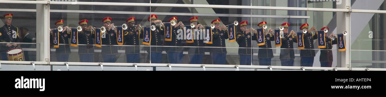 Una banda militare di trombettieri esegue sul balcone del Clinton Presidential Library ex U S il presidente Bill Clinton Foto Stock