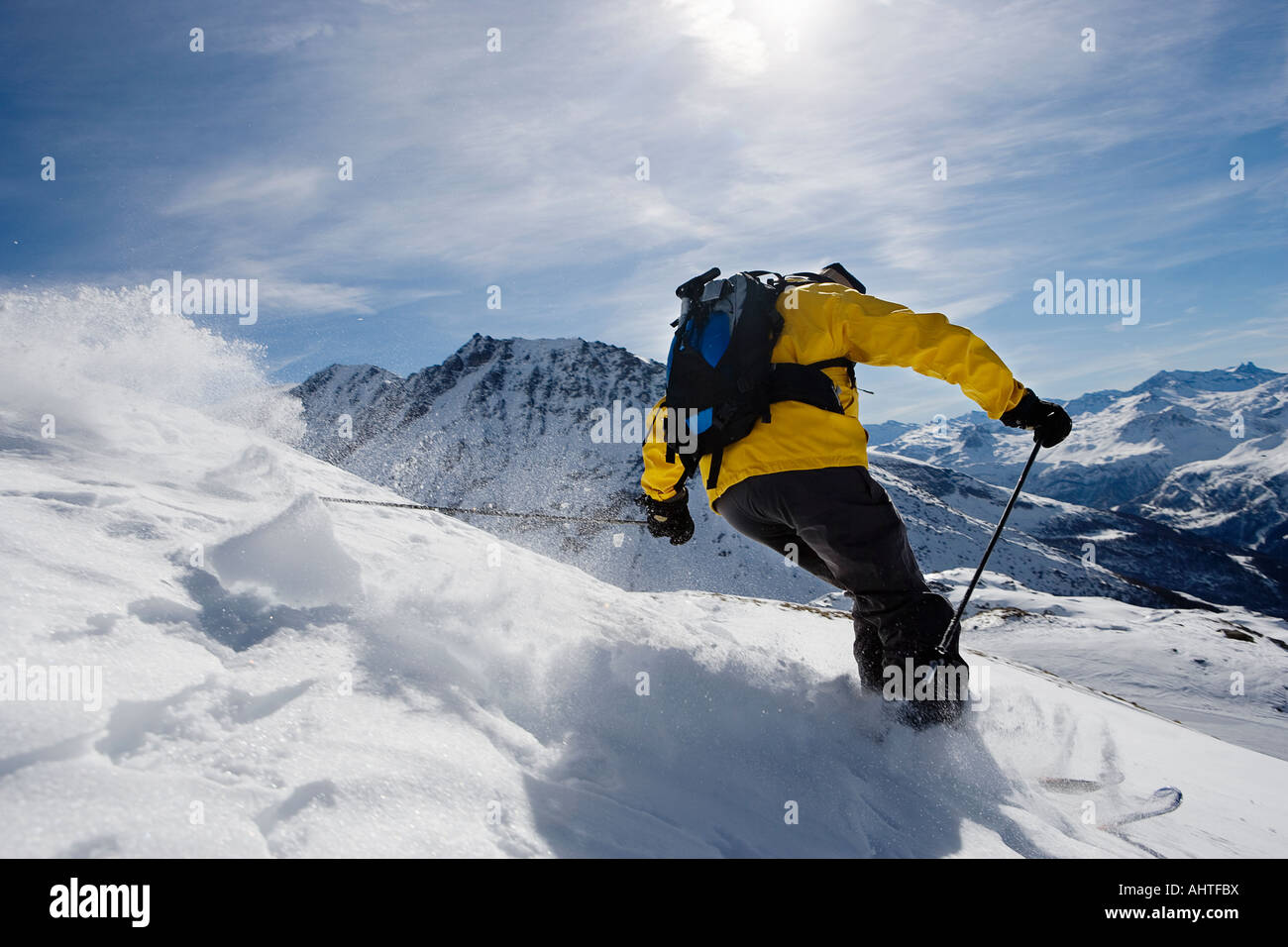 Sci maschile sulla montagna, vista posteriore Foto Stock