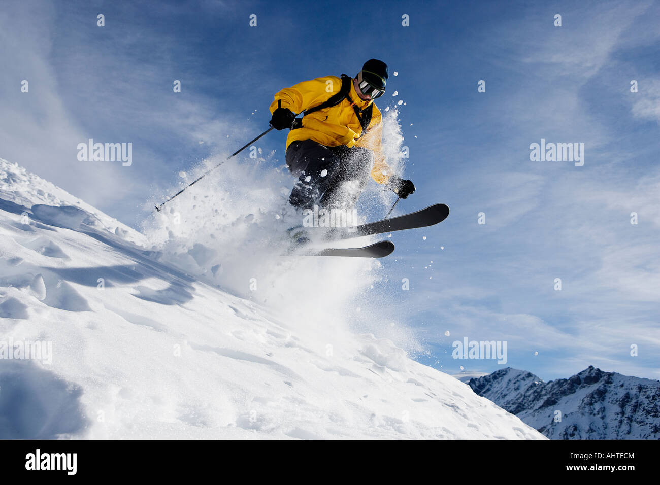 Maschio di sciare sulla cresta della montagna Foto Stock