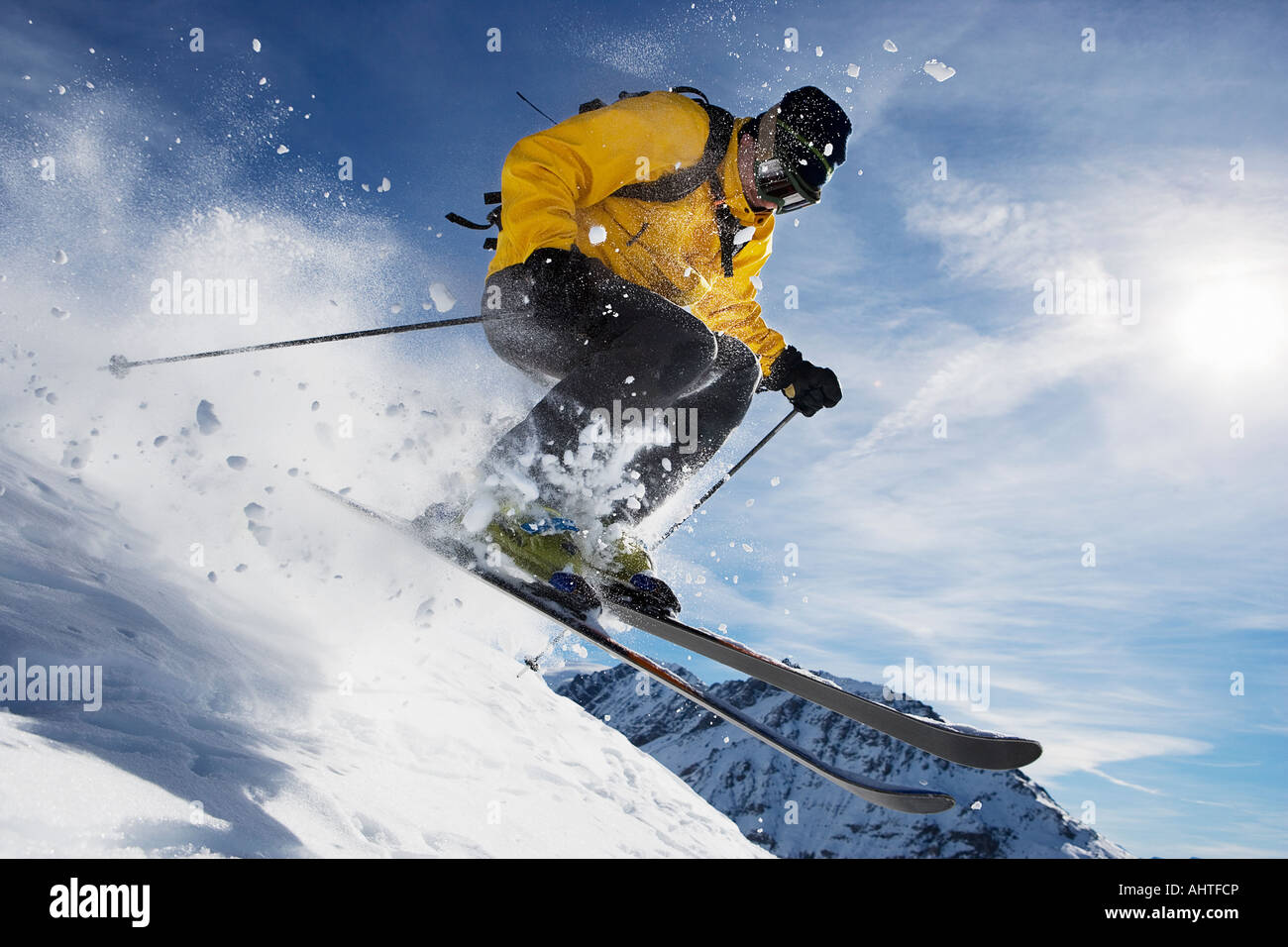 Maschio di sciare sulla cresta della montagna Foto Stock