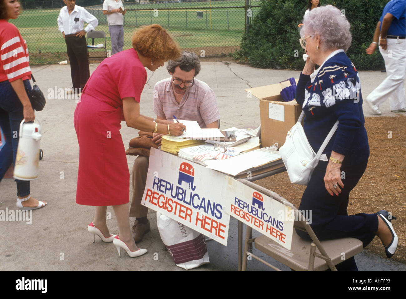 I volontari che operano in corrispondenza di una tabella per il repubblicano la registrazione degli elettori CA Foto Stock