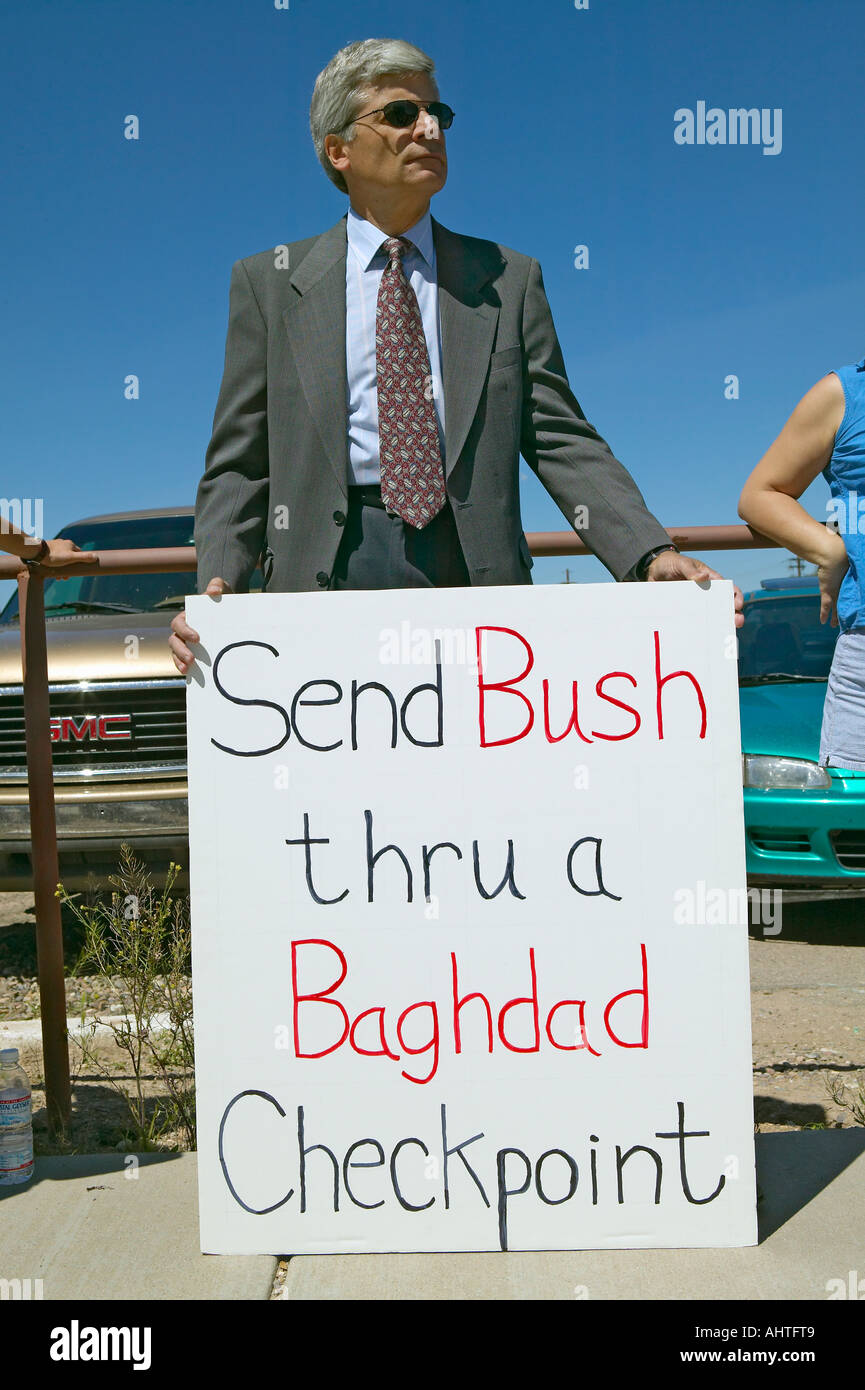 Protestor in Tucson in Arizona del Presidente George W Bush tenendo un cartello per protestare la sua Iraq politica estera Foto Stock