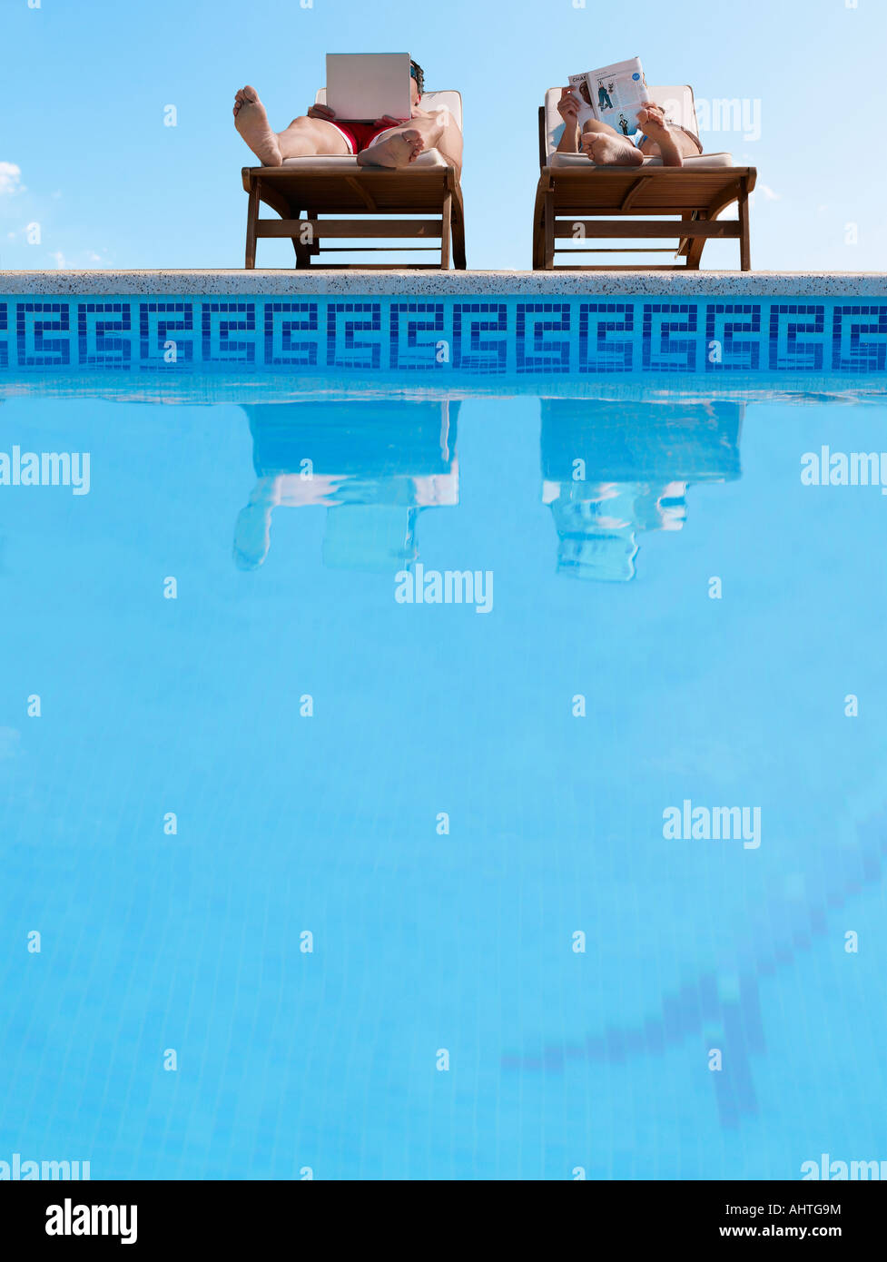 Matura a prendere il sole in piscina, Uomo con laptop Foto Stock