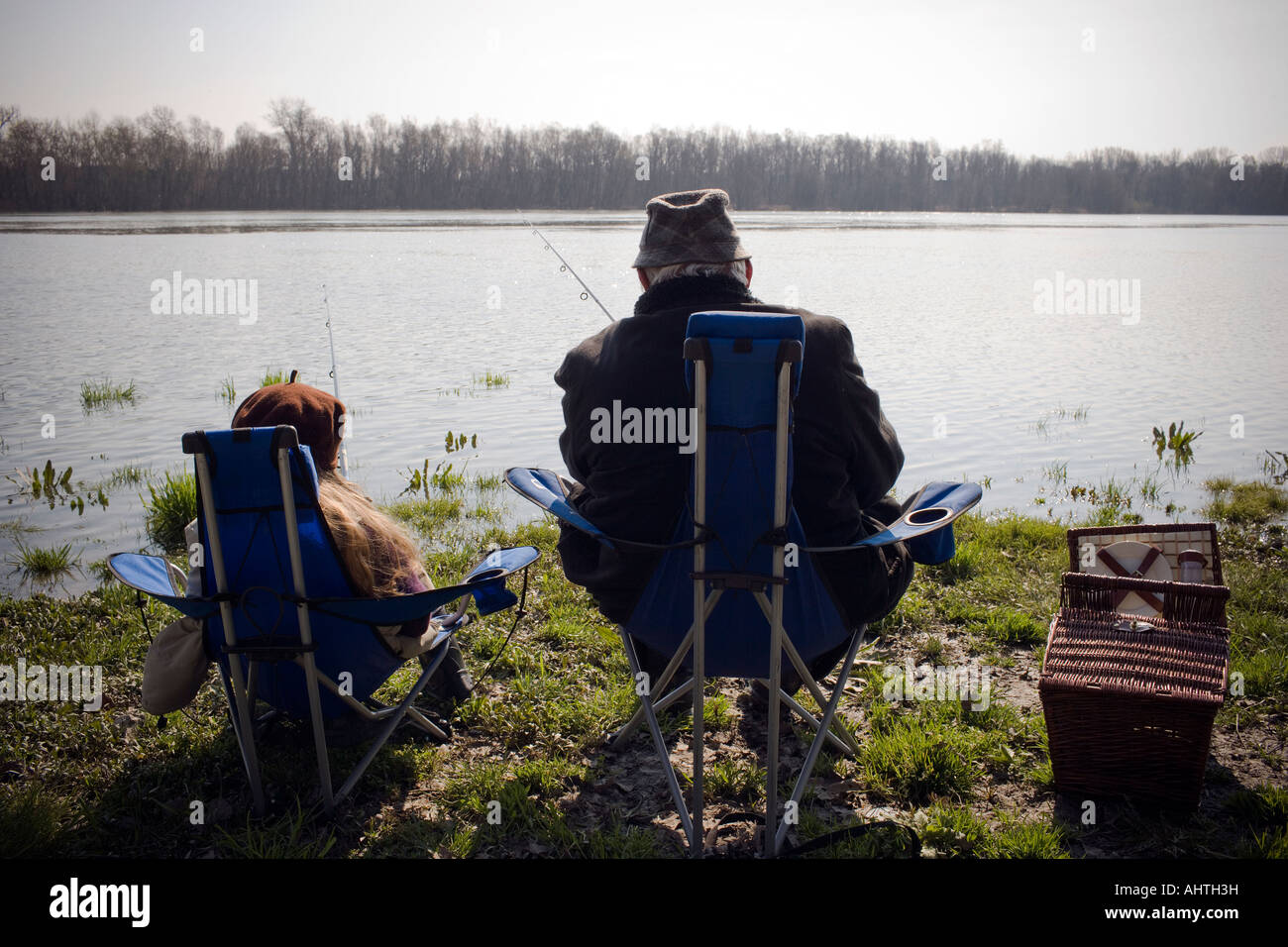 Nonno e nipote (10-12) la pesca di fiume, vista posteriore Foto Stock