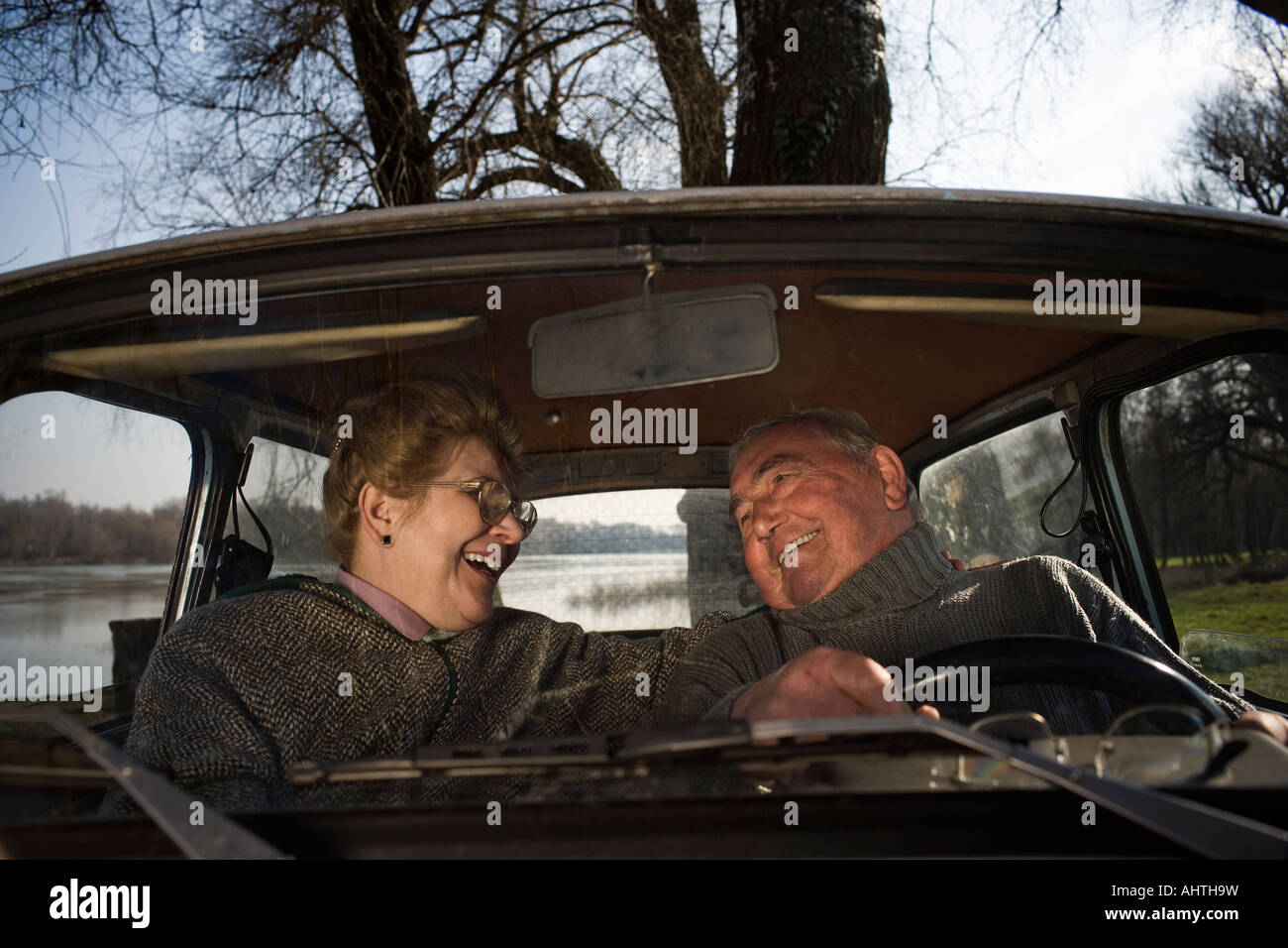 Coppia senior seduti in auto, sorridente ad ogni altro Foto Stock