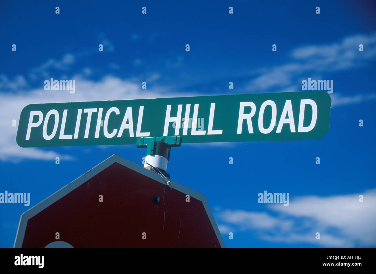 Un segno che legge politico Hill Road Foto Stock