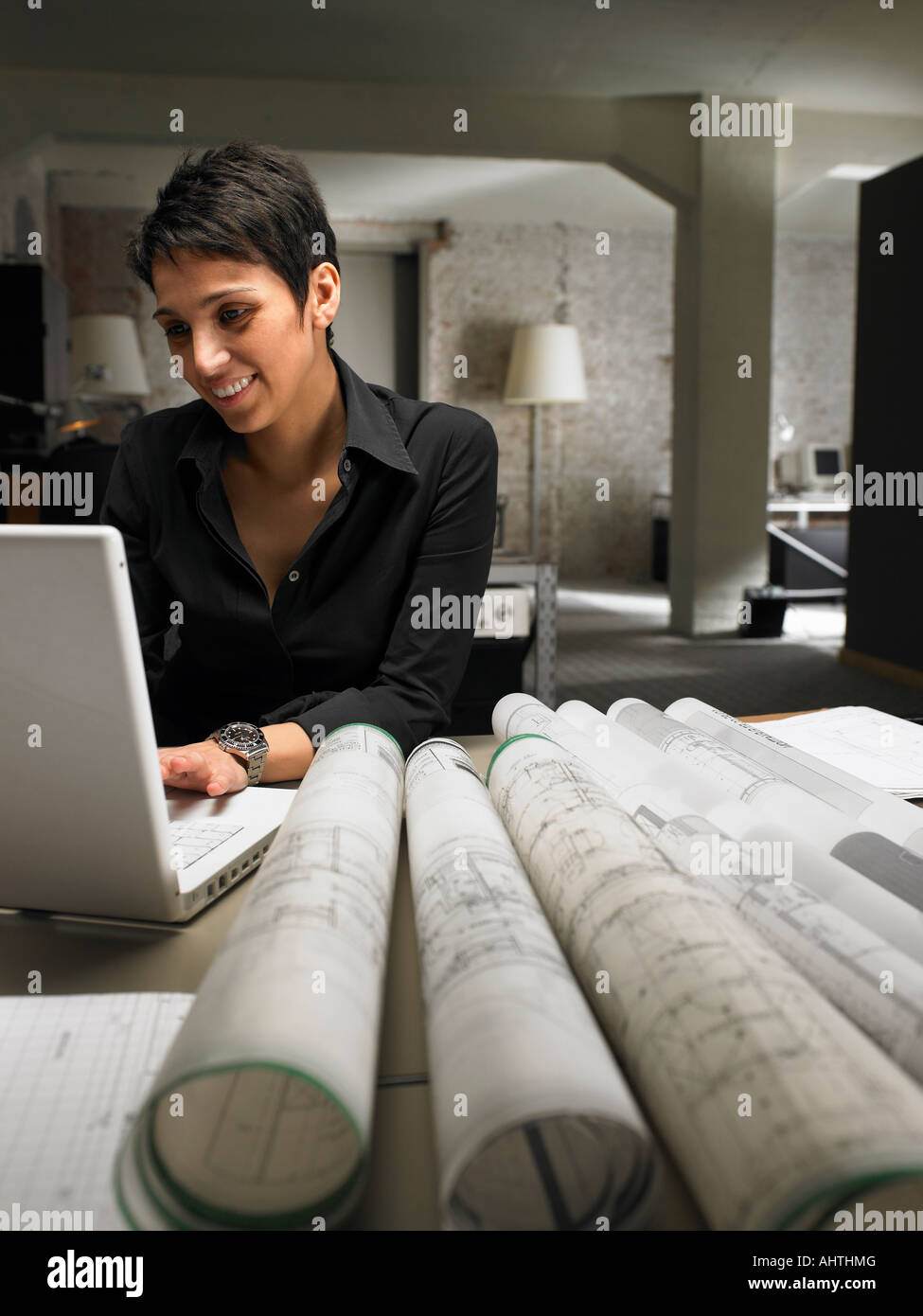 Architetto femmina lavorando sul computer portatile. Bruxelles, Belgio. Foto Stock