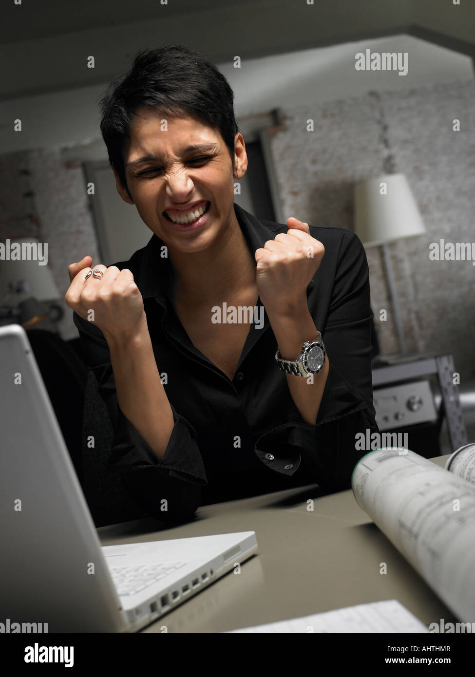 Molto arrabbiato architetto femmina alla scrivania, Bruxelles, Belgio. Foto Stock