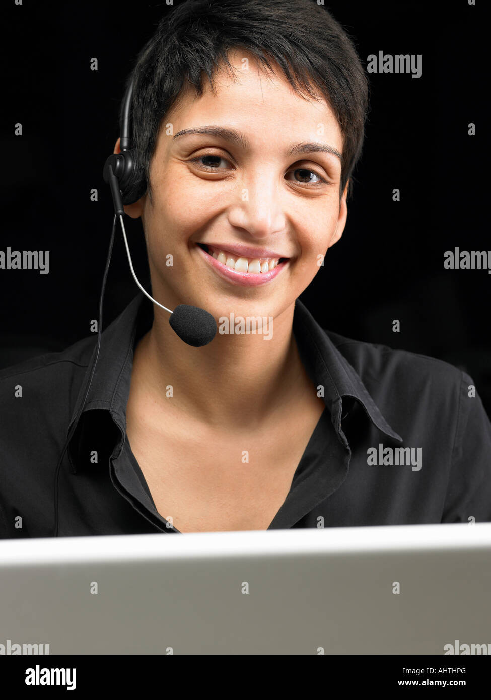 Imprenditrice che indossa la cuffia, lavorando sul computer portatile. Bruxelles, Belgio. Foto Stock