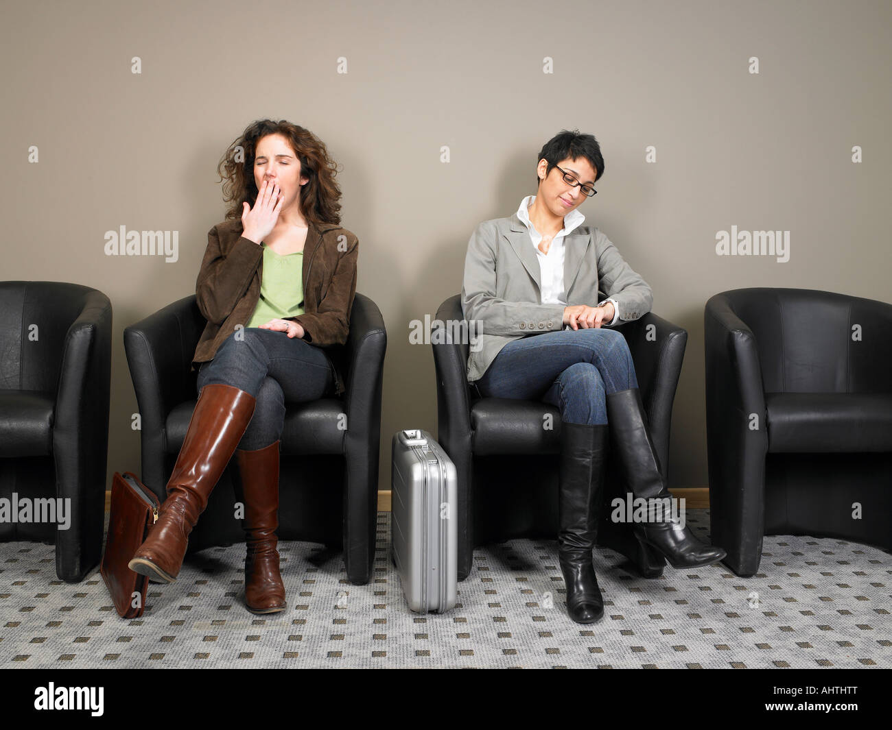Due imprenditrici seduti nella sala di attesa. Bruxelles, Belgio. Foto Stock