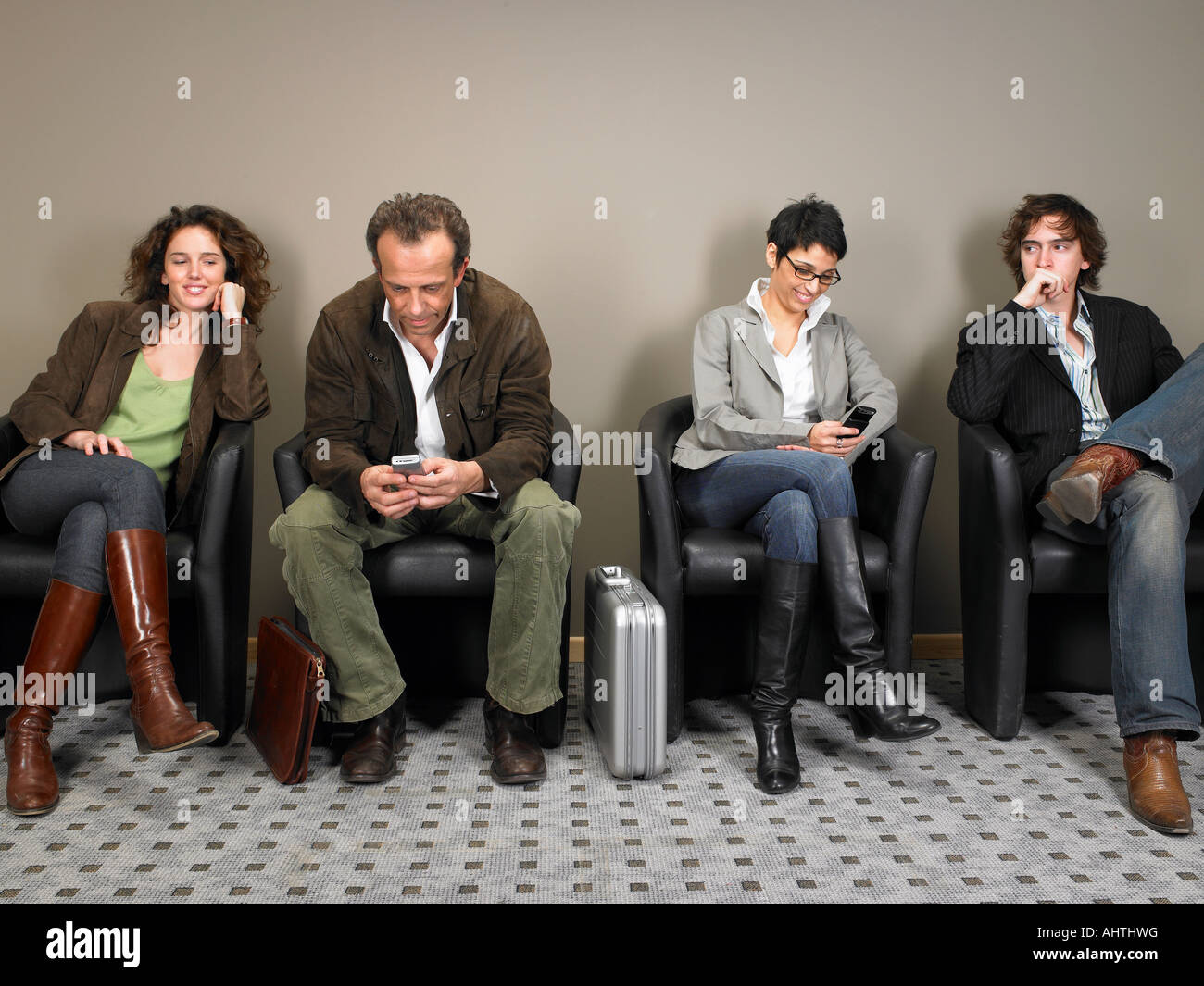 Due imprenditrici e due imprenditori seduti nella sala di attesa. Bruxelles, Belgio. Foto Stock
