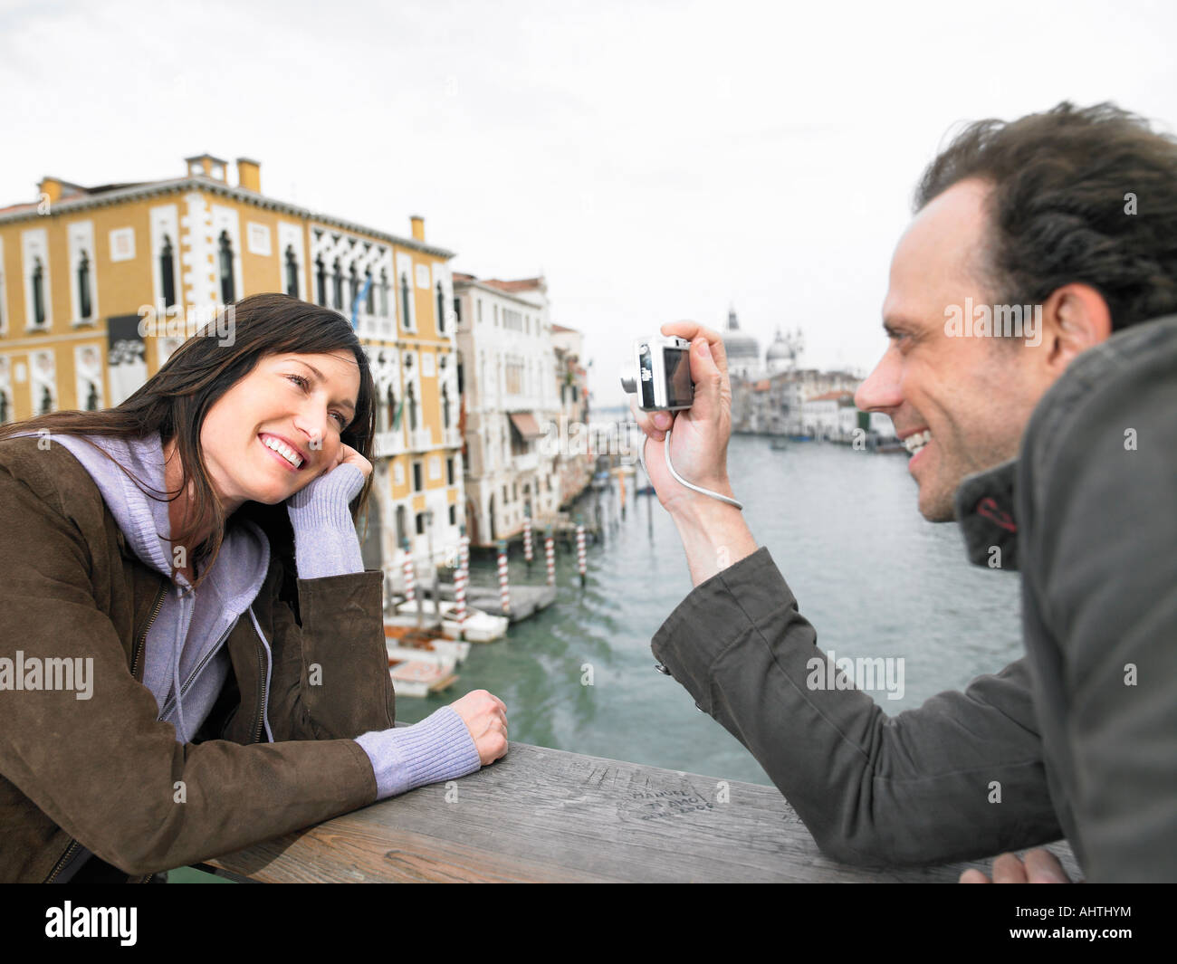 L'uomo prendendo fotografia della donna sul Ponte dell'Accademia. Grand Canal, Venezia, Italia. Foto Stock