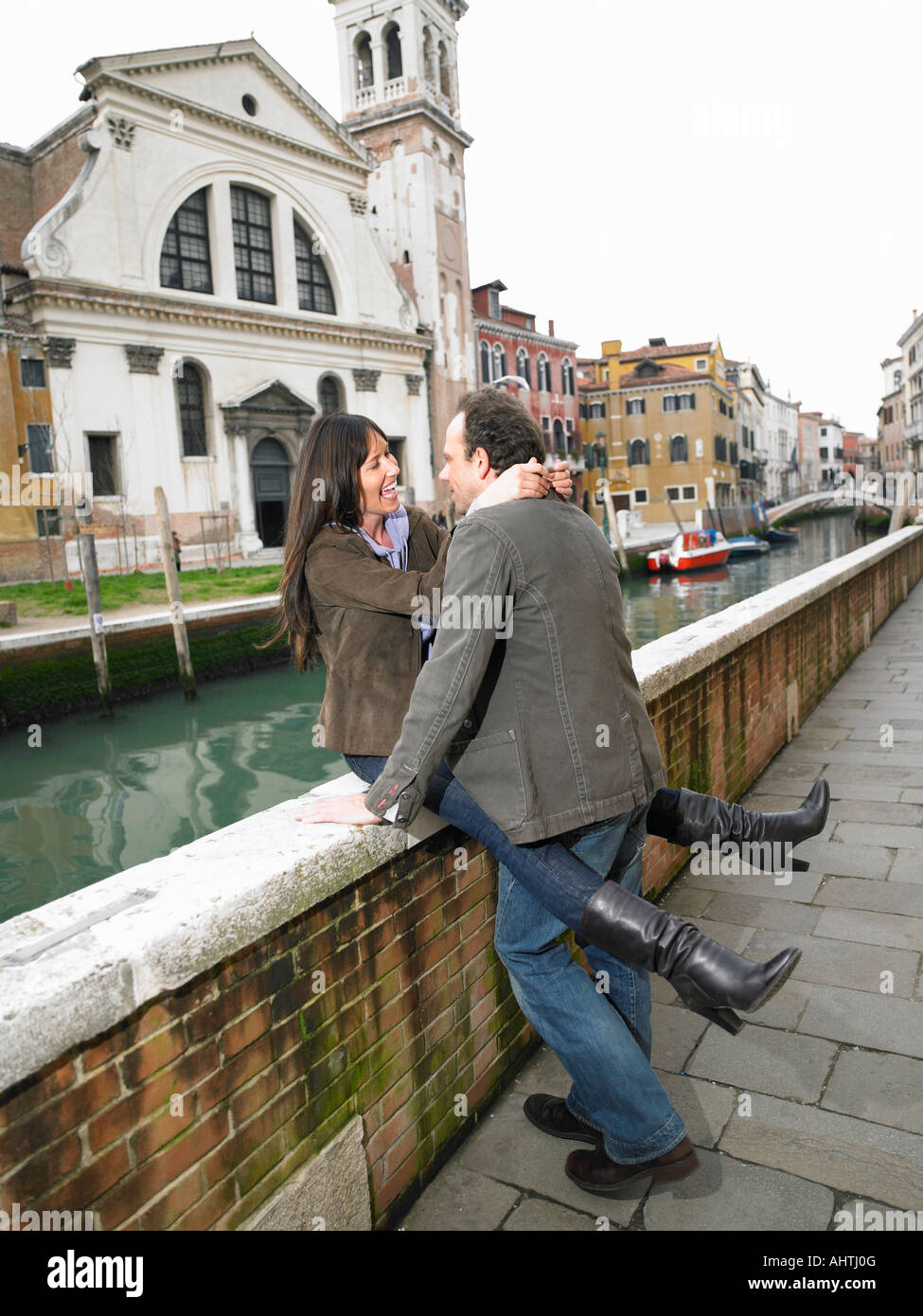 Giovane abbracciando il parapetto. Dorsoduro, Venezia, Italia. Foto Stock