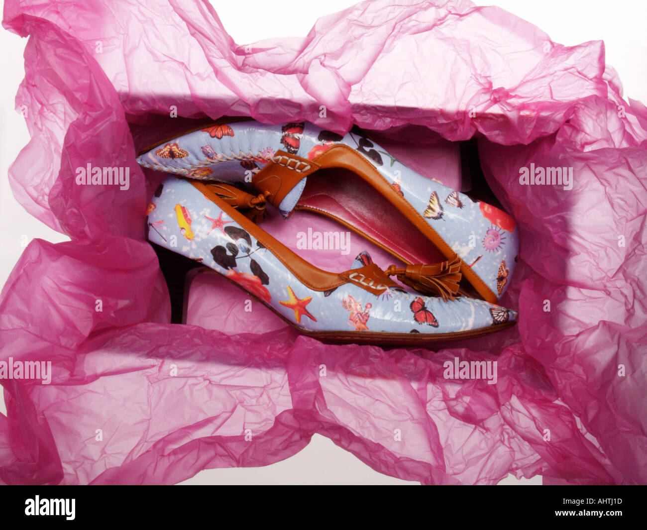 Voglia di moda alla moda scarpe donna in scatola da scarpe con rosa viola viola la carta di avvolgimento dono cadeau acquisto di shopping Foto Stock