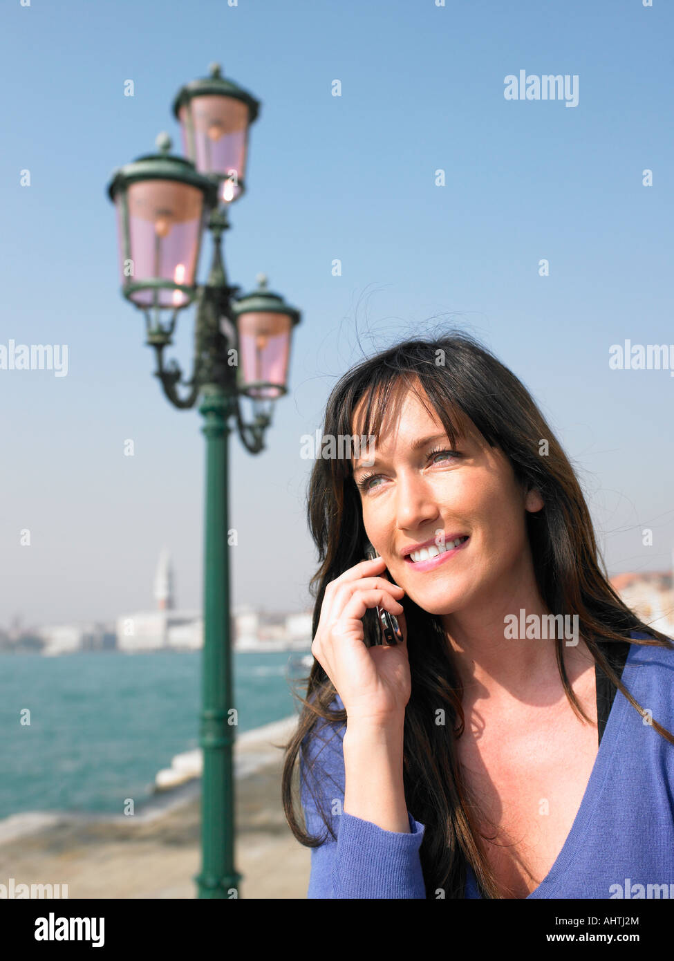 Donna che parla al telefono cellulare. Venezia, Italia. Foto Stock