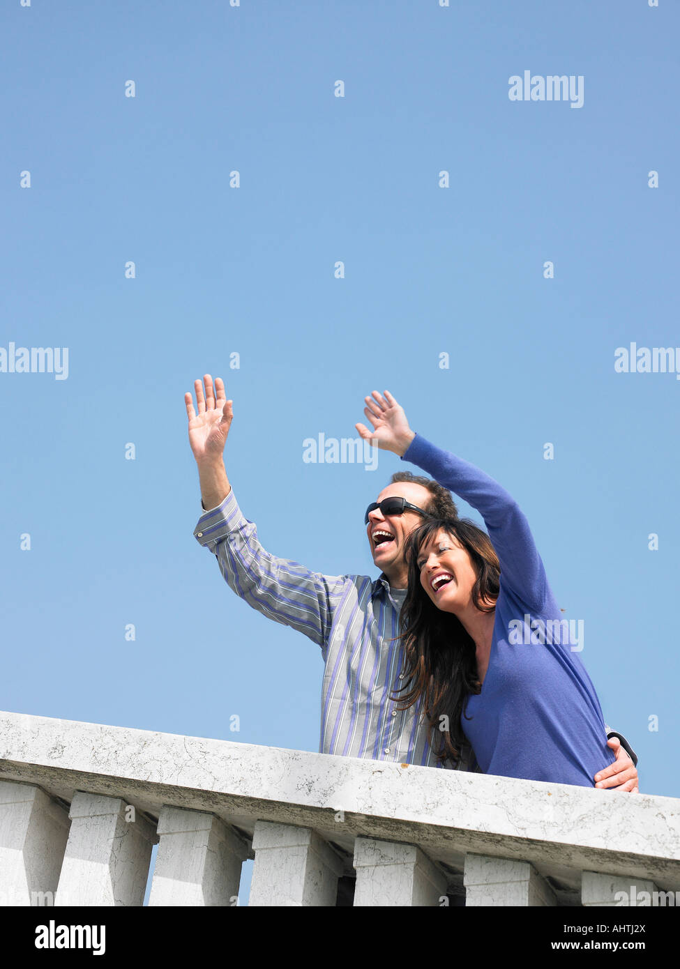Giovane sventolare sul balcone. Venezia, Italia. Foto Stock