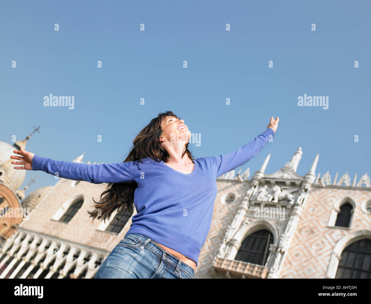 Donna sorridente con le braccia aperte. Palazzo Ducale, Venezia, Italia. Foto Stock