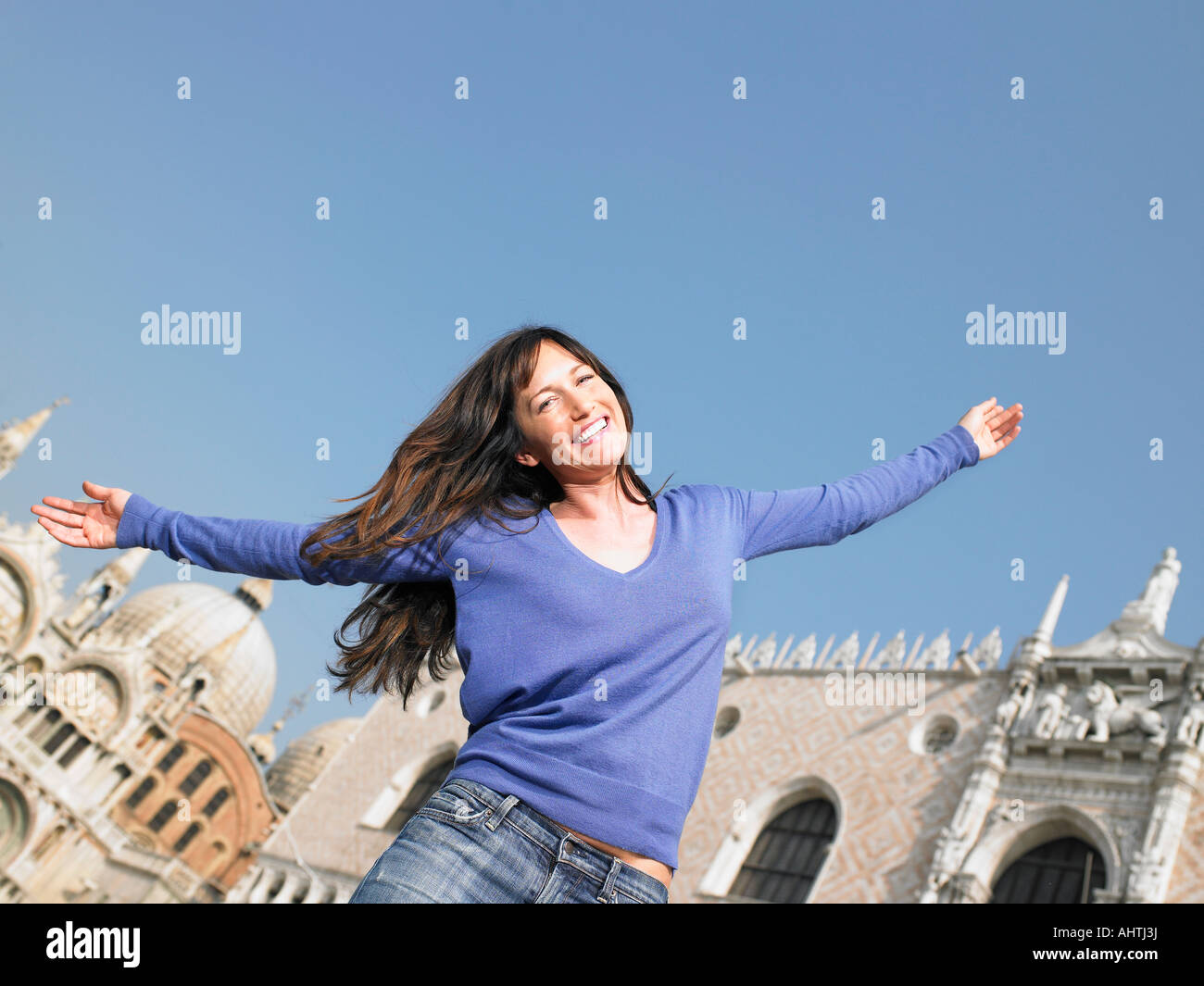 Donna sorridente con le braccia aperte. Palazzo Ducale, Venezia, Italia. Foto Stock