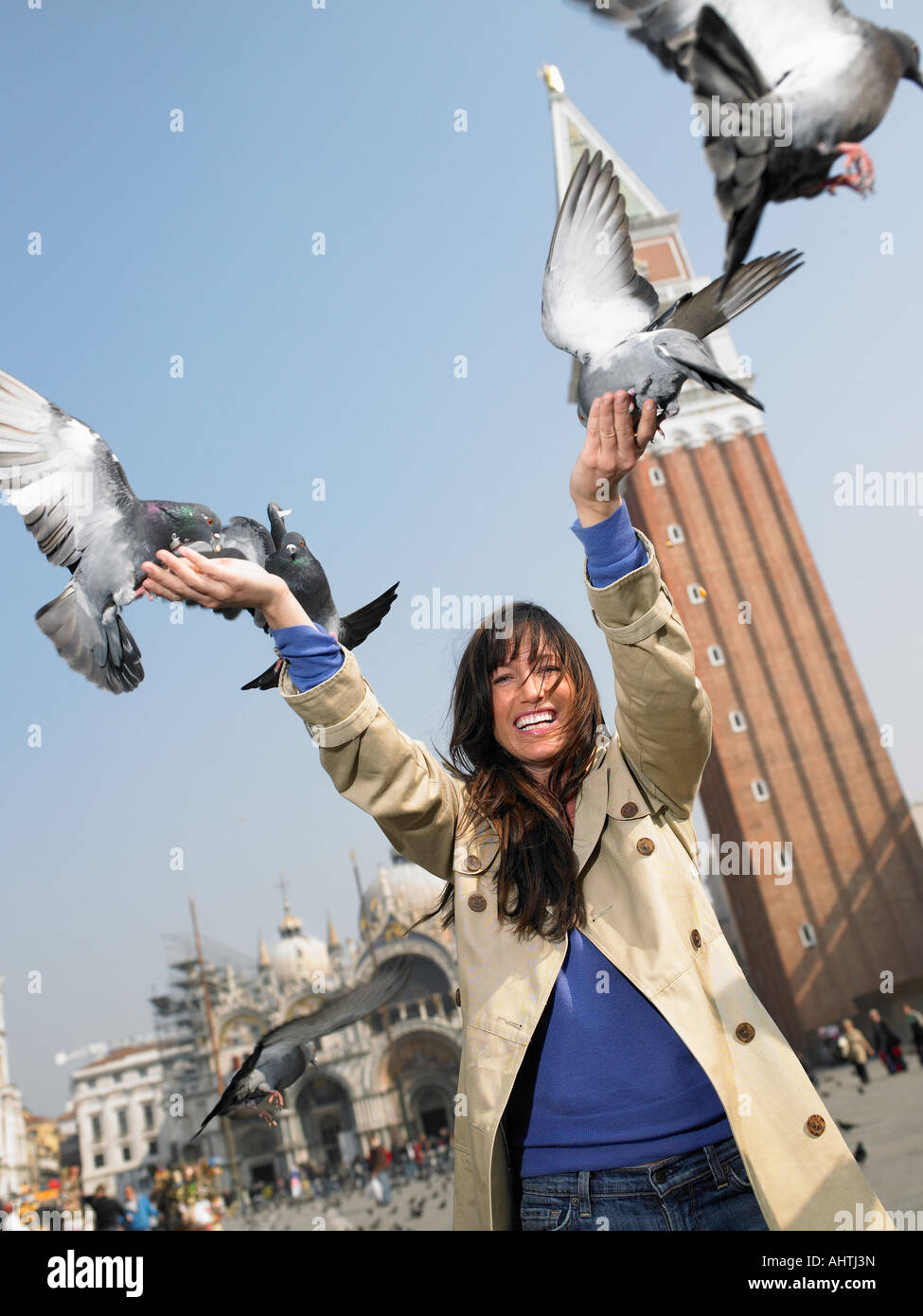 Ritratto di donna con piccioni. Piazza San Marco, Venezia, Italia. Foto Stock