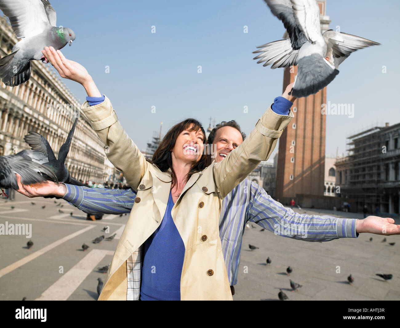 Ritratto di giovane con piccioni. Piazza San Marco, Venezia, Italia. Foto Stock