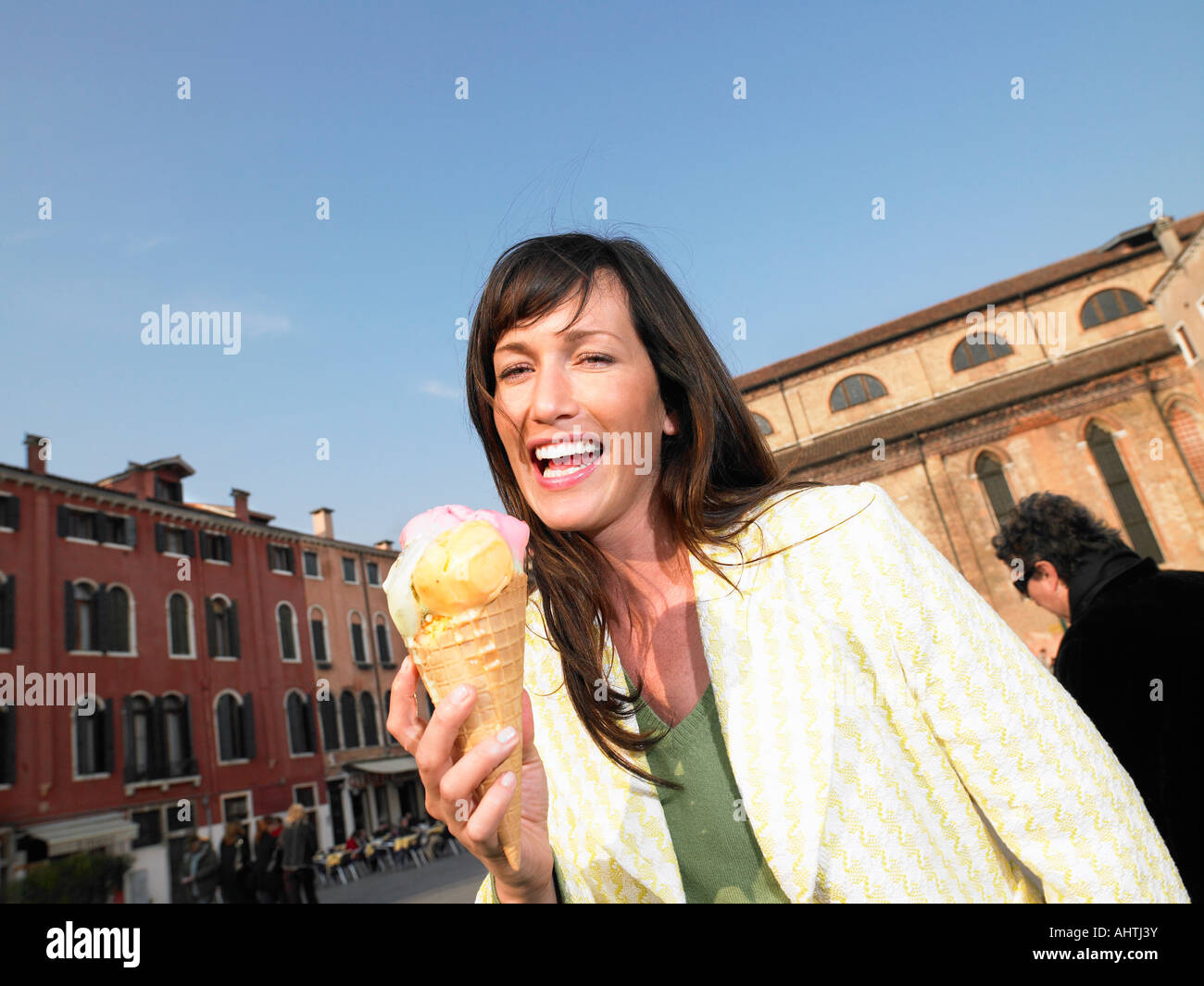 La donna a mangiare il gelato. Venezia, Italia. Foto Stock