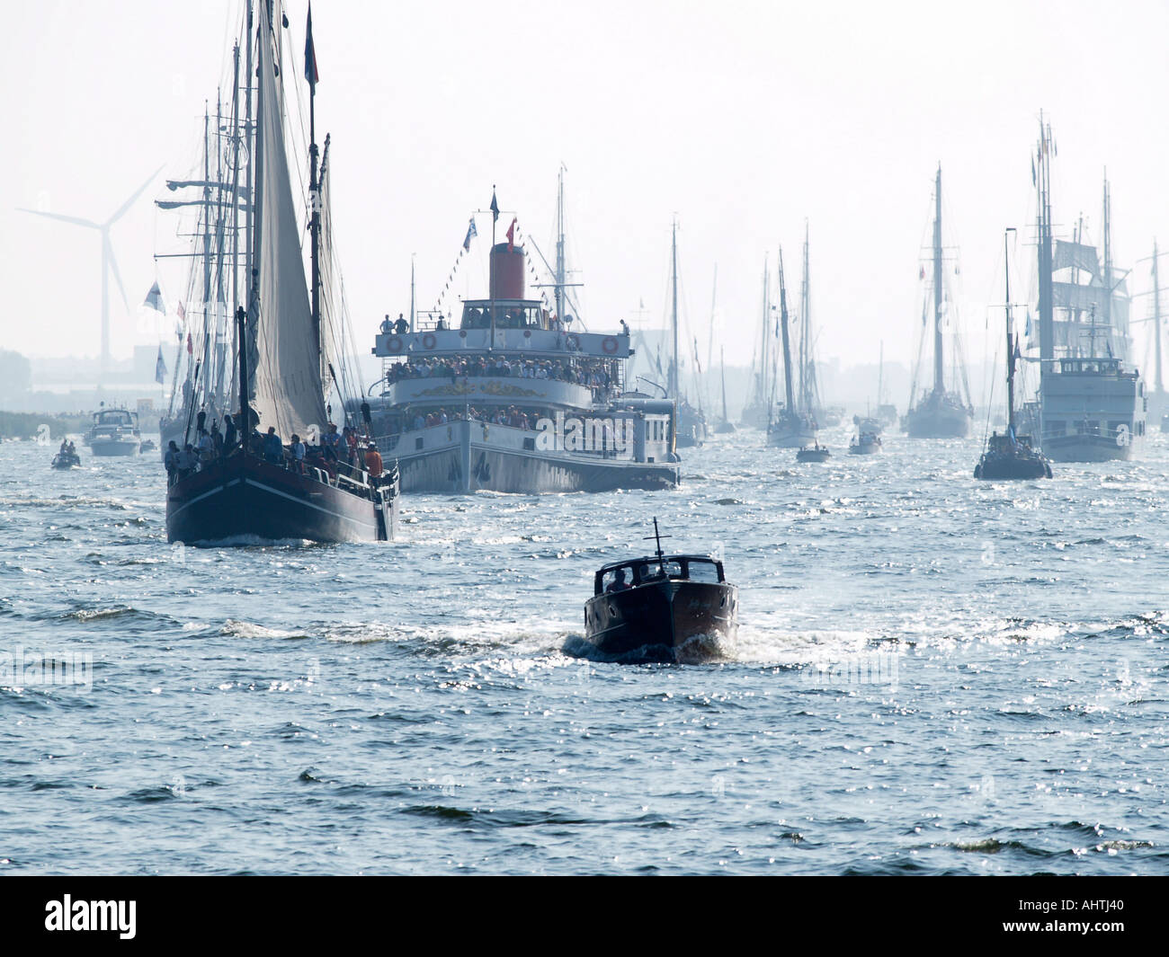 Molti classic navi e imbarcazioni voce da Amsterdam a IJmuiden ad accogliere il Tall navi a vela 2005 Paesi Bassi Foto Stock