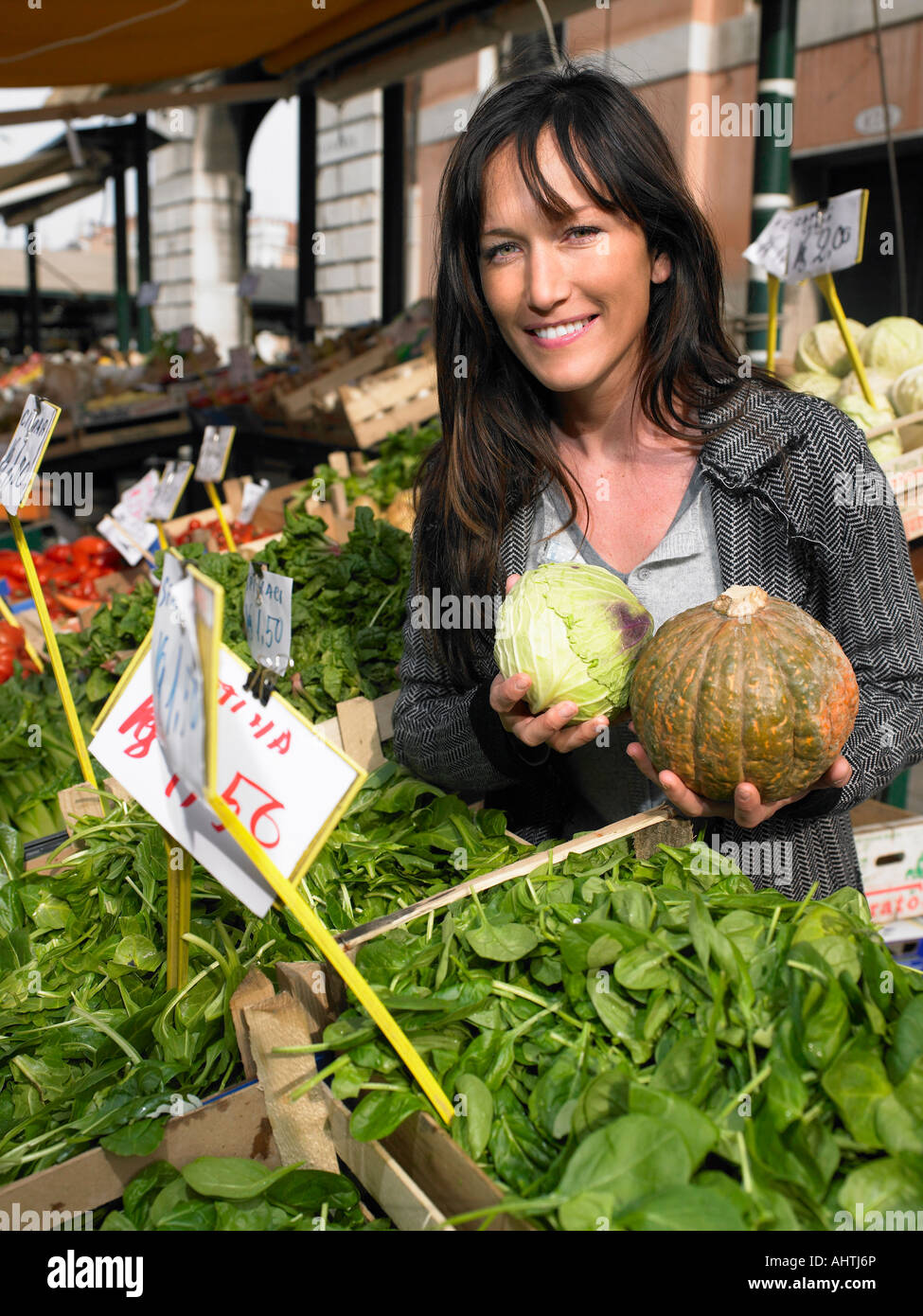 Donna scelta di verdure al mercato di Rialto. Venezia, Italia. Foto Stock
