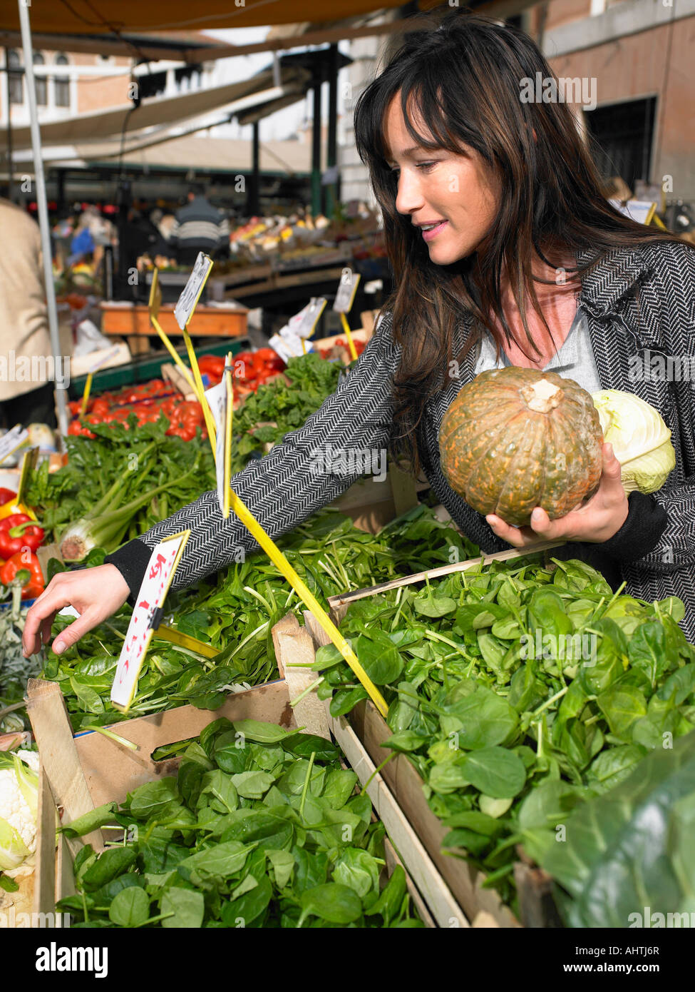 Donna scelta di verdure al mercato di Rialto. Venezia, Italia. Foto Stock