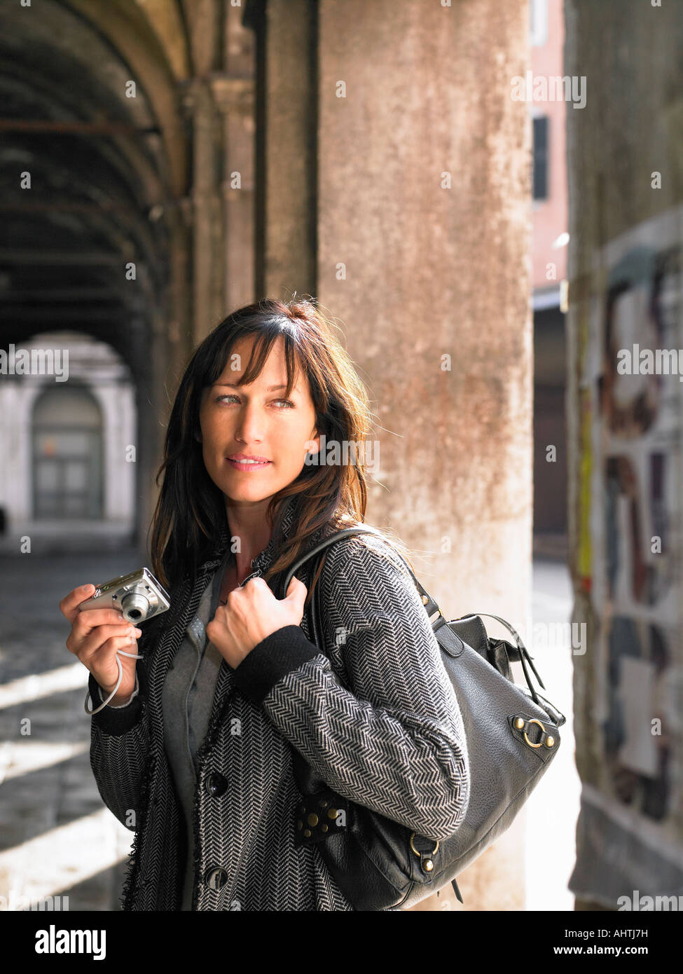 Donna che mantiene la fotocamera digitale. Venezia, Italia. Foto Stock