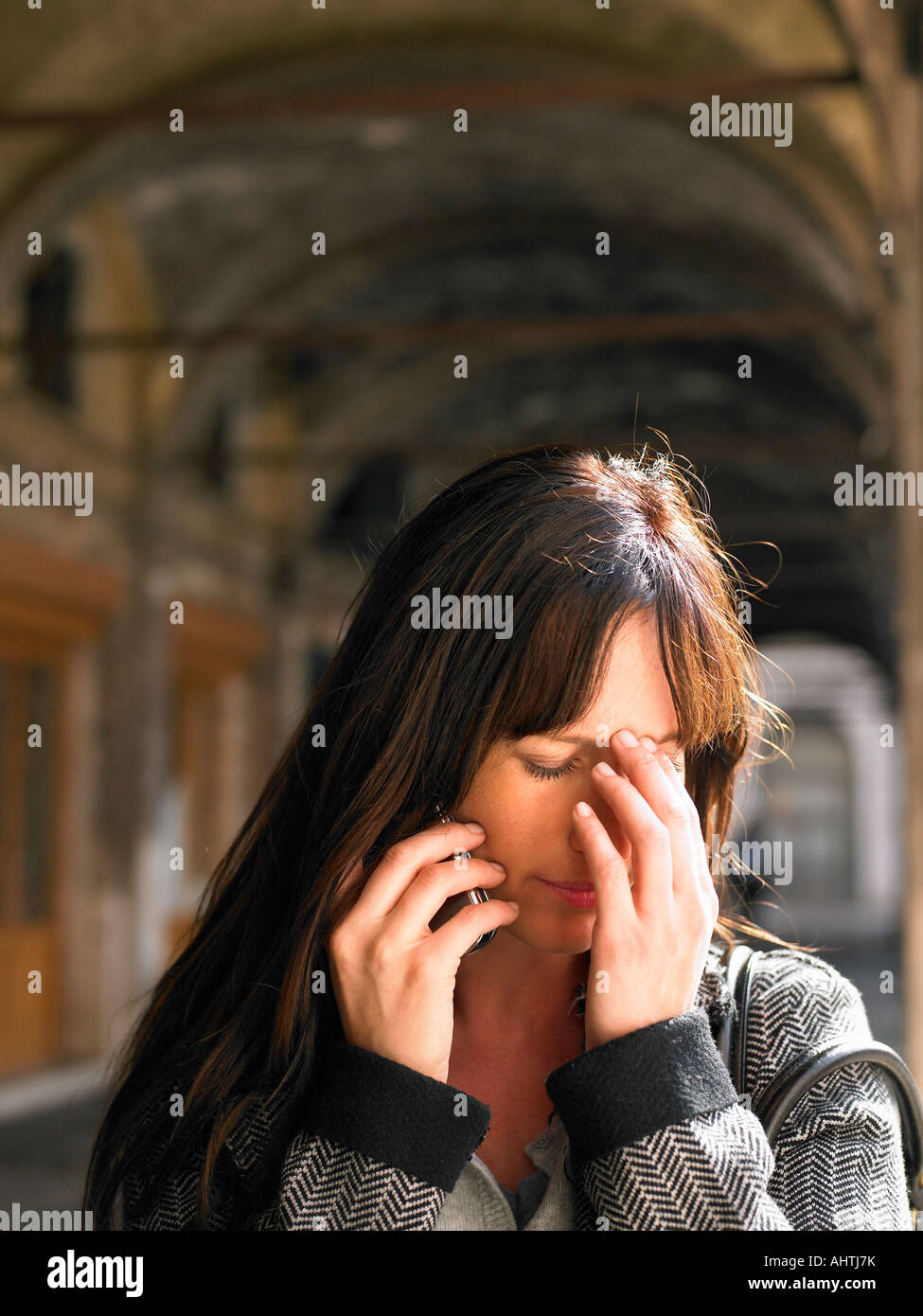 Il pianto della donna parlando al telefono cellulare. Venezia, Italia. Foto Stock