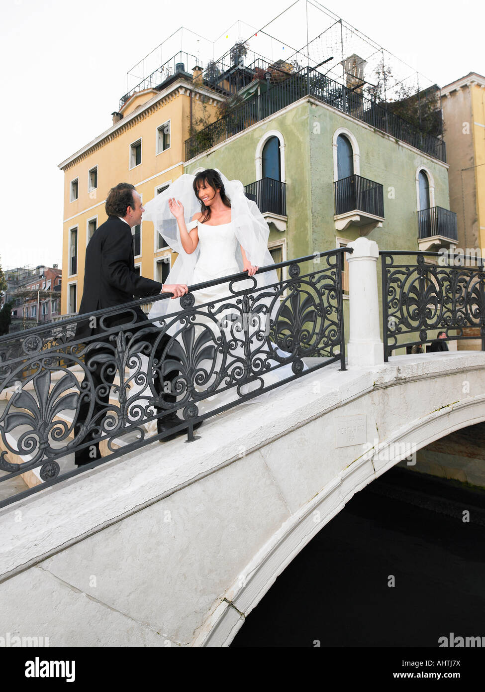 Sposa e lo sposo sul ponte. Dorsoduro, Venezia, Italia. Foto Stock